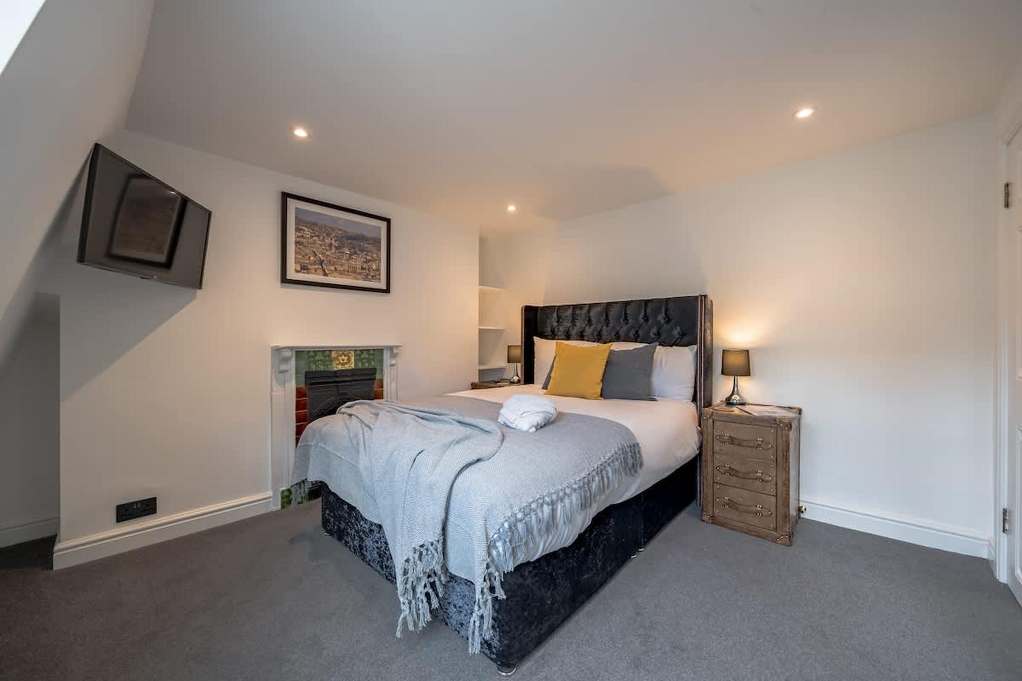 Bed Linen, Hot Water, Wardrobe, Living room(TV, fireplace, seating area), dining room(dining table), open kitchen(stove, electric kettle, toaster, coffee machine, oven, microwave, dishwasher, fridge, freezer, dishes and cutlery, Cooking basics), bedroom(double king size bed), bedroom(double king size bed), bedroom(double bed), bedroom(double bed), bedroom(double bed), bedroom(double bed), bathroom(shower, washbasin, toilet), bathroom(shower, washbasin, toilet), bathroom(shower, washbasin, toilet), Internet access, First Aid, Indoor play area, stereo unit, tumble dryer, washing machine, balcony or terrace, heating, high chair, iron, hairdryer, party games, shampoo, body soap, Essentials, Dedicated workspace, Baking sheet, Carbon monoxide detector, Cleaning before checkout, Coffee, Conditioner, Long term stays allowed, Room-darkening shades, Shower gel, Wine glasses