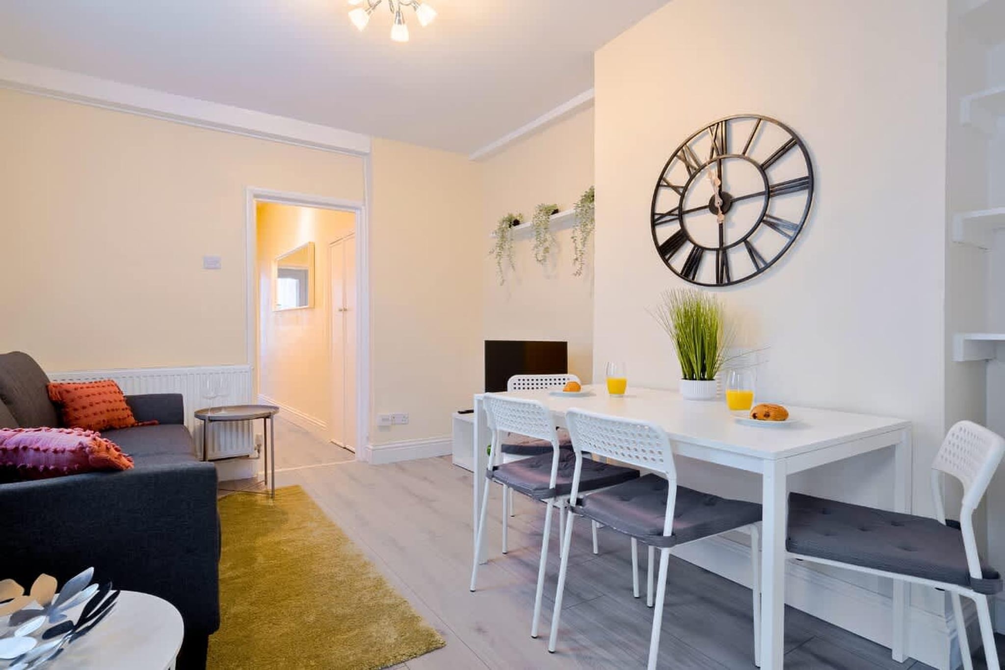 2-Bedroom Bright London Home