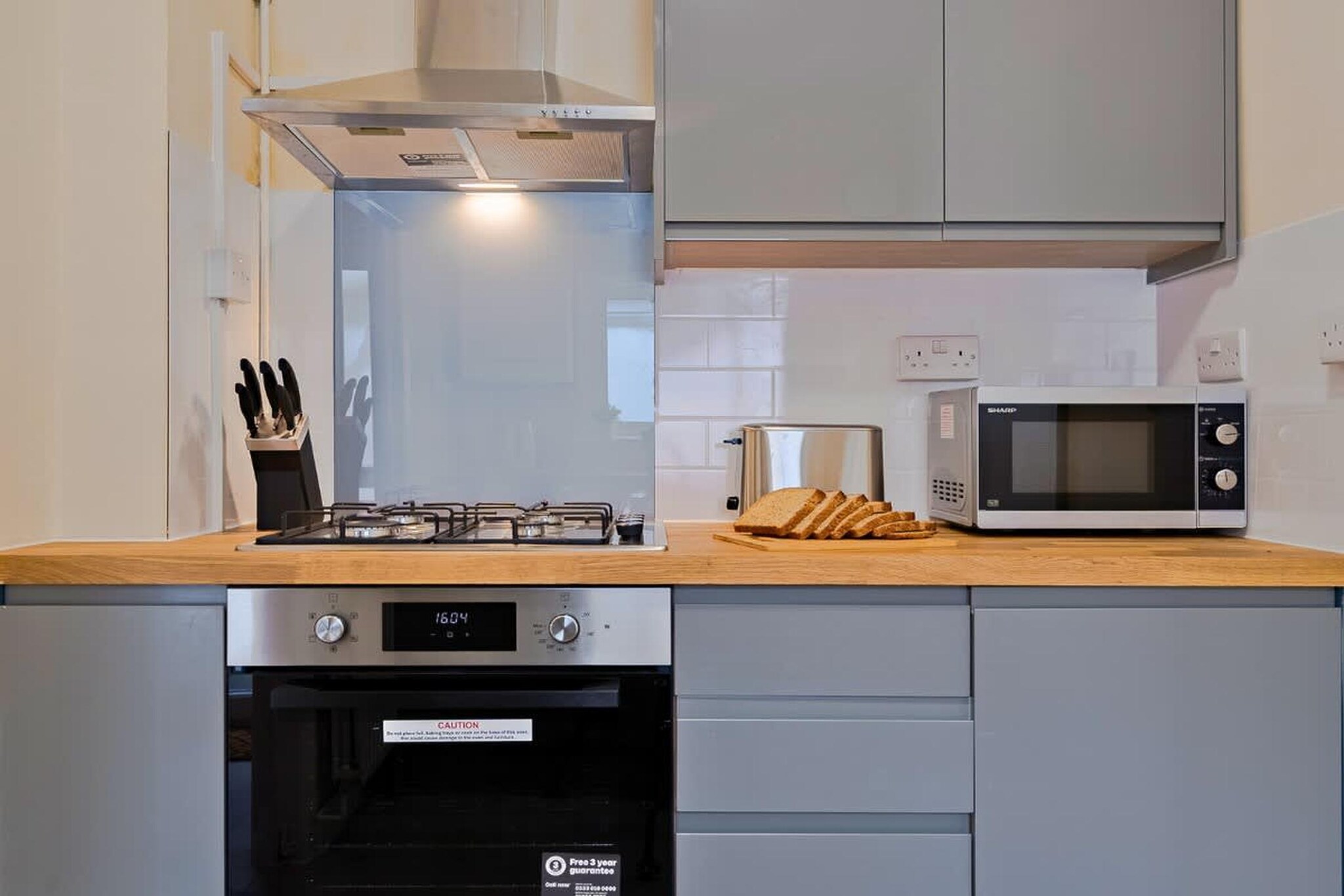 Tucked into a quiet neighbourhood in the heart of Dulwich, London, this ground-floor apartment offers a practical and comfortable base for up to four guests. Ideal for longer stays, remote work trips, or small families, the home combines everyday convenience with easy access to the capital’s highlights.

Inside, the living room is arranged with a TV, relaxed seating, and a dining table where meals and work sessions can comfortably share the same space. The open kitchen is fully equipped with an oven, dishwasher, and fridge-freezer, making self-catering simple whether you’re preparing breakfast before heading out or winding down with dinner at home. Both bedrooms feature double beds and room-darkening shades for restful nights after busy days in the city. A fully functional bathroom with a bathtub adds extra comfort, while practical amenities such as a washer-dryer, heating, Wi-Fi, a dedicated workspace, and parking ensure the apartment works just as well for extended stays as for short breaks.

From here, you can reach central London with ease. Spend time exploring markets and street food at Borough Market, enjoy panoramic city views from Greenwich Park, or take scenic riverside walks along the River Thames. This apartment gives you the calm of a residential setting while keeping the energy of London within easy reach.
