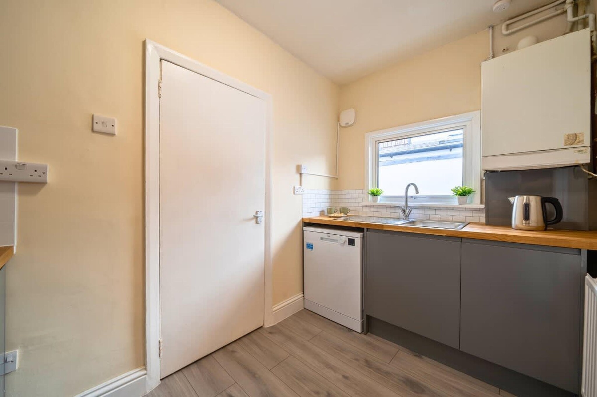 2-Bedroom Bright London Home