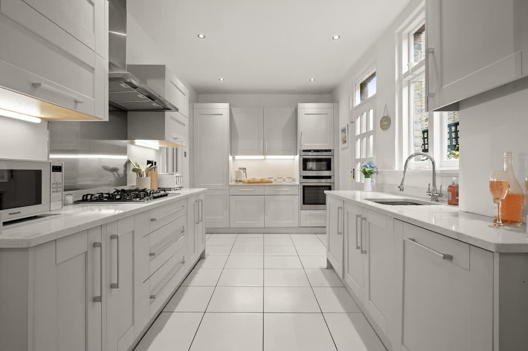 This well-planned family home, nestled in the leafy riverside district of Kingston upon Thames, offers generous space, practical comforts, and a relaxed setting within easy reach of central London. It’s ideal for families, friends, or work-from-anywhere stays where comfort and convenience matter just as much as location.

On the ground floor, the living room provides a cozy seating area with a TV for relaxed evenings. The open kitchen is fully equipped with an oven, dishwasher, fridge-freezer, and a dining table, making shared meals easy and sociable. A separate toilet on this level adds everyday convenience. Upstairs, the home is arranged for flexible sleeping. One bedroom features two single beds and a TV, ideal for children or friends sharing. The second bedroom offers a king-size double bed and a TV for added comfort. The master suite includes a king-size bed, TV, and a private bathroom with a bathtub, creating a quiet retreat within the house. A separate modern shared bathroom ensures everyone has space and privacy.

Additional amenities such as a washer-dryer, heating, high chair, dedicated workspace, Wi-Fi, and public parking make the property especially suitable for longer stays.

From here, enjoy riverside walks along the Thames, explore the historic grounds of Hampton Court Palace, or spend a day spotting deer and cycling through Bushy Park. Kingston’s lively town centre, markets, cafés, and shops are all nearby, while fast transport links make central London easily accessible.