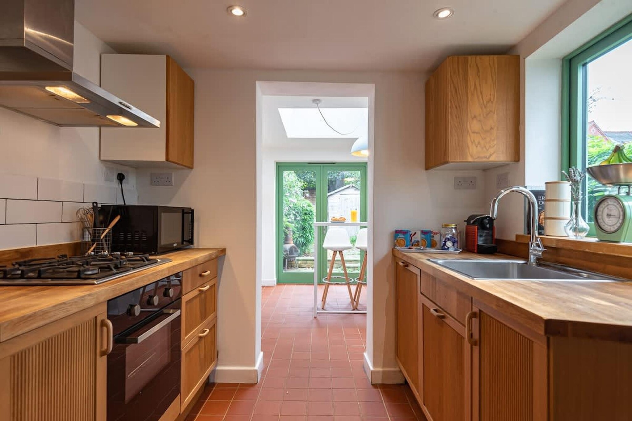 Located in the lively town of Reading, this well-arranged two-bedroom home offers a practical and relaxing base for families, friends, or professionals looking for comfort with easy access to town and countryside alike.

The living room is designed as a shared social space with a TV, a comfortable seating area, a dining table, and a double sofa bed that provides additional sleeping flexibility. The open kitchen is fully equipped with an oven, dishwasher, and fridge-freezer, making it easy to prepare meals whether you’re staying a few nights or a few weeks. The sleeping arrangement is simple and functional: one bedroom with two single beds, ideal for children or friends sharing, and a second bedroom with a comfortable double bed. A fully equipped bathroom with a bathtub adds convenience, especially for families.

Step outside to your private garden, a pleasant spot for morning coffee, fresh air, or winding down after a day out. Additional amenities such as a washer-dryer, heating, dedicated workspace, Wi-Fi, room-darkening shades, and public parking make the house especially suited for longer stays and remote work.

From here, you can stroll along the Thames Path, relax in the historic Forbury Gardens, explore Reading’s shopping streets and cafés, or venture into the green landscapes of the Thames Valley for walking and cycling. Fast rail connections also make day trips to London simple and convenient.