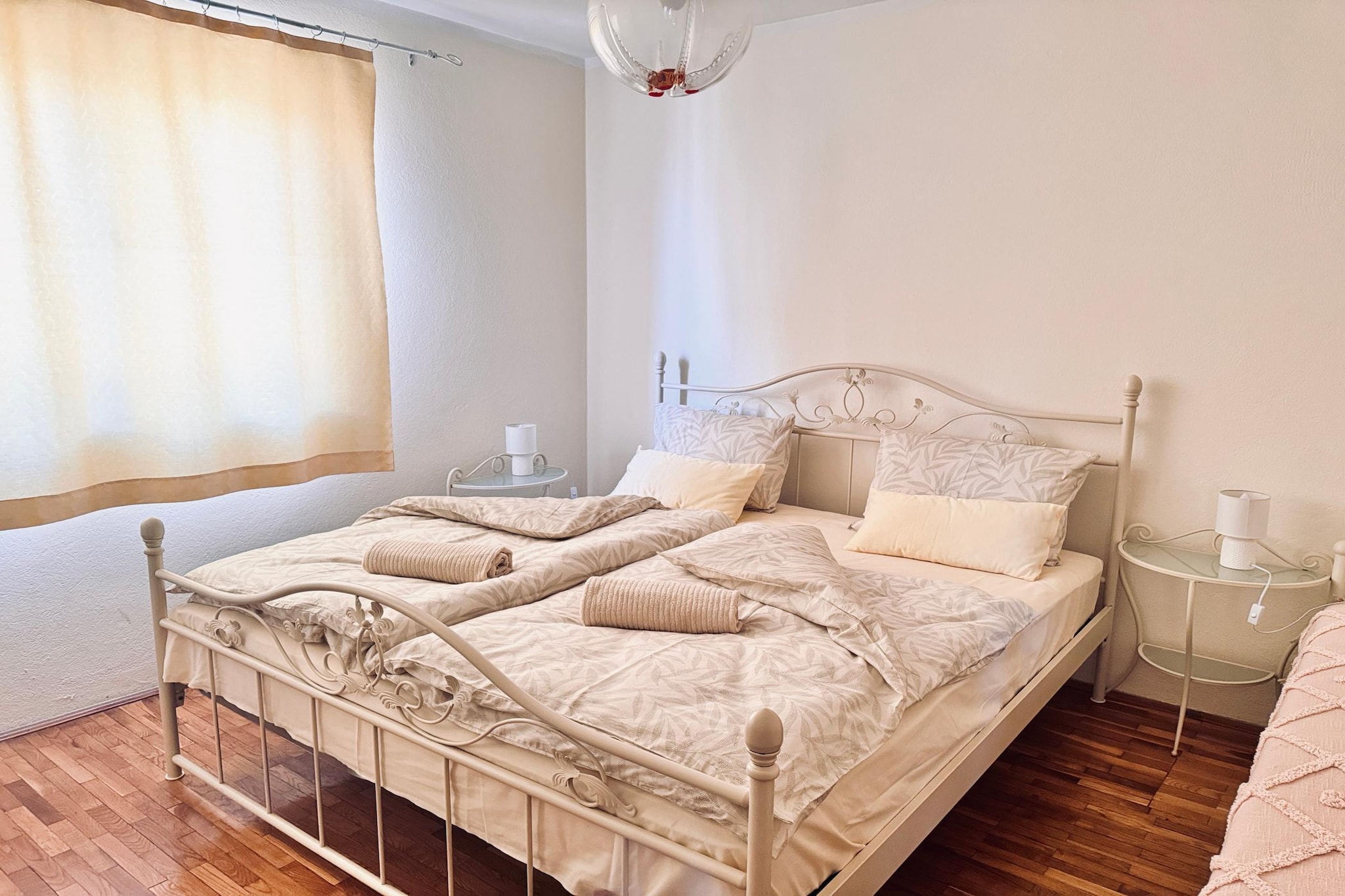 Living room(TV(flatscreen), dining table, seating area), Kitchen(stove, electric kettle, toaster, coffee machine, oven, microwave, fridge-freezer, Wine glasses), Kitchen(stove, electric kettle, toaster, coffee machine, oven, microwave, fridge-freezer, Wine glasses), bedroom(double bed), bedroom(single bed, double bed), bedroom(double bed), bedroom(double bed), bedroom(single bed, single bed), bathroom(bathtub with shower, washbasin, toilet, hairdryer), bathroom(bathtub with shower, washbasin, toilet, hairdryer), Internet access, washing machine, balcony, heating, air conditioning, terrace, garden furniture, BBQ, iron, drying cabinet