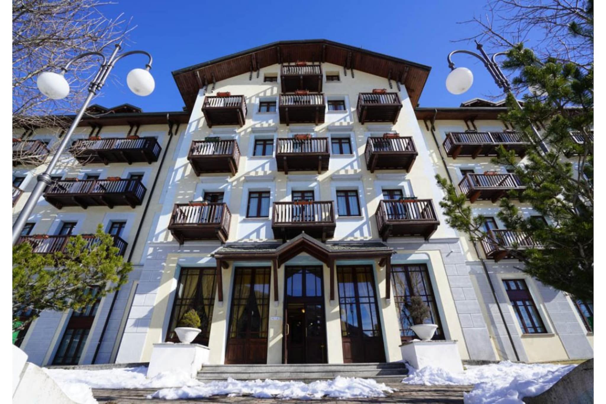 The Palace Ponte di Legno Formula Residence combines alpine charm with modern living comfort and is the ideal retreat for those who want to enjoy nature, tranquility, and the Italian zest for life in summer. Located directly at the gateway to the Adamello-Brenta Nature Park, the complex offers elegant apartments, sunny balconies, and easy access to cozy cafés, walking trails, and the lively old town of Ponte di Legno. Hikers and mountain bikers will find a true paradise here: from panoramic tours to the Passo Tonale to idyllic paths along the Oglio River, there is something for every level. Within 30 km, highlights such as the crystal-clear Lake Idro beckon for swimming and water sports, the fascinating suspension bridges in Val di Rabbi, the majestic Nardis waterfalls in Val Genova, and the impressive Vermiglio fortress await. Families can enjoy relaxed excursions to adventure parks and wildlife viewing points, while gourmets can discover regional specialties such as Casera cheese, fresh polenta, and Trentino wines. The proximity to cable cars, alpine pastures, and cultural attractions makes the Residence the perfect base for active summer days and relaxing evenings. Here you'll experience Italian alpine idyll that is stylish, diverse, and powerfully inspiring.
NOTE: Guests are responsible for cleaning the cooktop, oven, dishes, and refrigerator. Failure to do so will result in a €50 charge, which will be deducted from the security deposit.