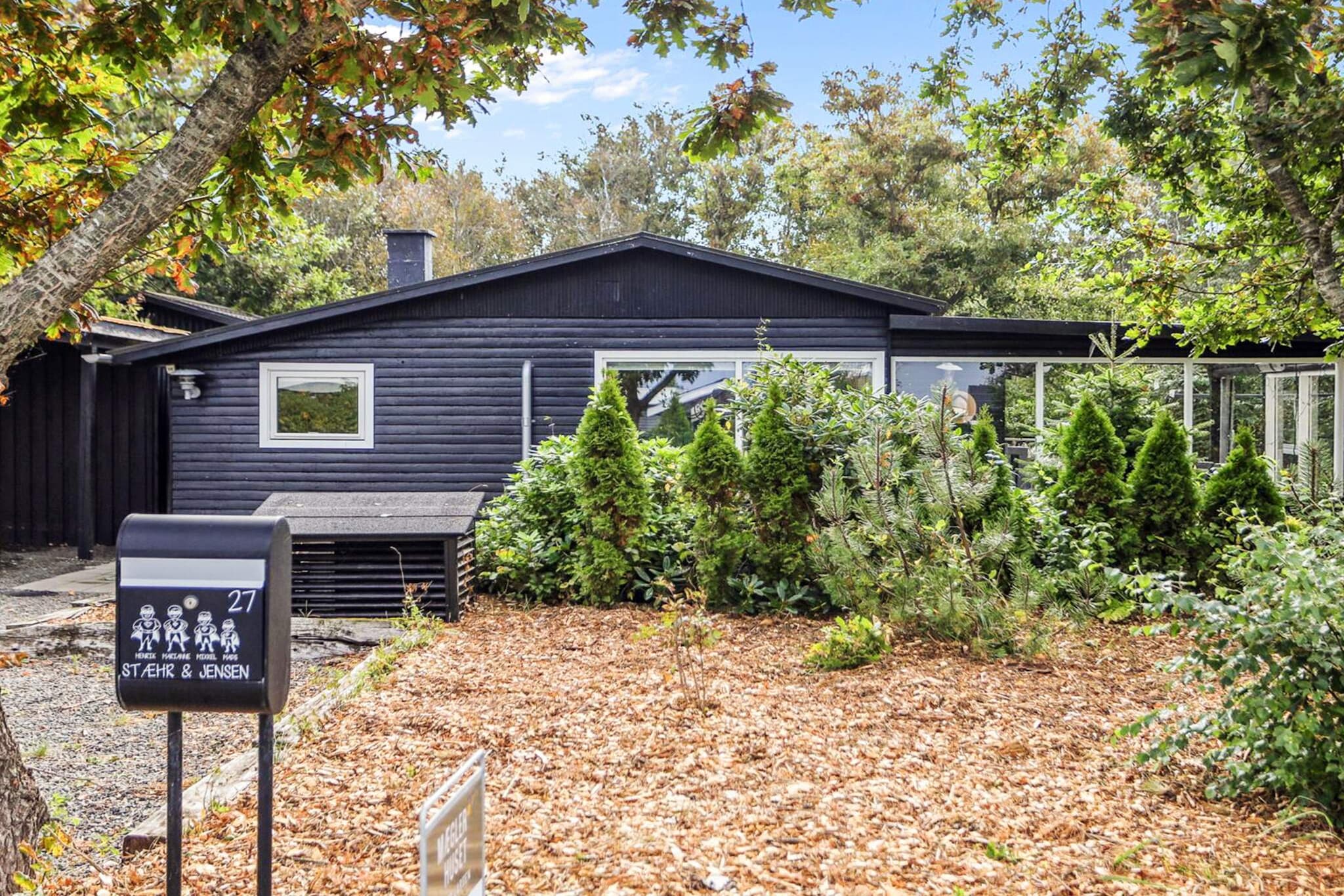 Internet Access DSL, Kitchen(cooker(electric), coffee machine, microwave, dishwasher, fridge), Living/bed room(TV(german television channels, danish TV channels (DR1 and TV2), norvegian TV channels , swedish TV channels)), bedroom(double bed), bedroom(double bed), bedroom(double bed), bathroom(washbasin, shower, toilet), carport, heating(electric), garden furniture, air to air heatpump