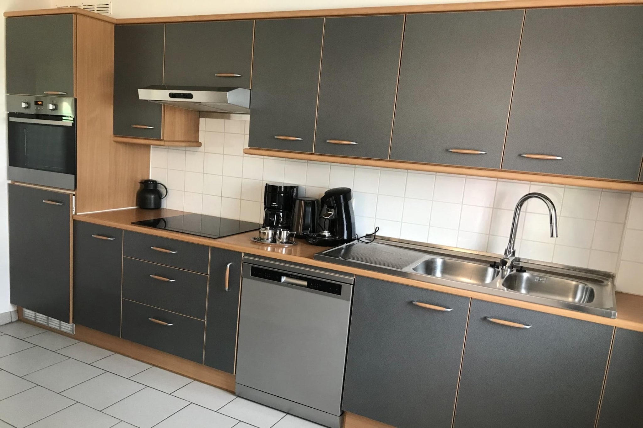 Ground floor: (Entrance, hall)\n\nOn the 1st floor: (open kitchen(hob, electric kettle, hood, coffee machine, combination microwave, dishwasher, fridge, dishes and cutlery, Cooking basics, Wine glasses), Living/diningroom(TV, dining table, seating area, fridge-freezer), bedroom(double bed, bunk bed), bathroom(bath tub, shower, washbasin), toilet)\n\nOn the 2nd floor: (Bedroom with bathroom(single bed, double bed, shower, washbasin, hairdryer), Bedroom with bathroom(single bed, single bed, single bed, single bed, shower, washbasin, hairdryer), toilet)\n\nBasement: (washing room(tumble dryer, washing machine, ironing board, iron))\n\nParking, Parking, roof terrace, roof terrace, BBQ, heating, heating