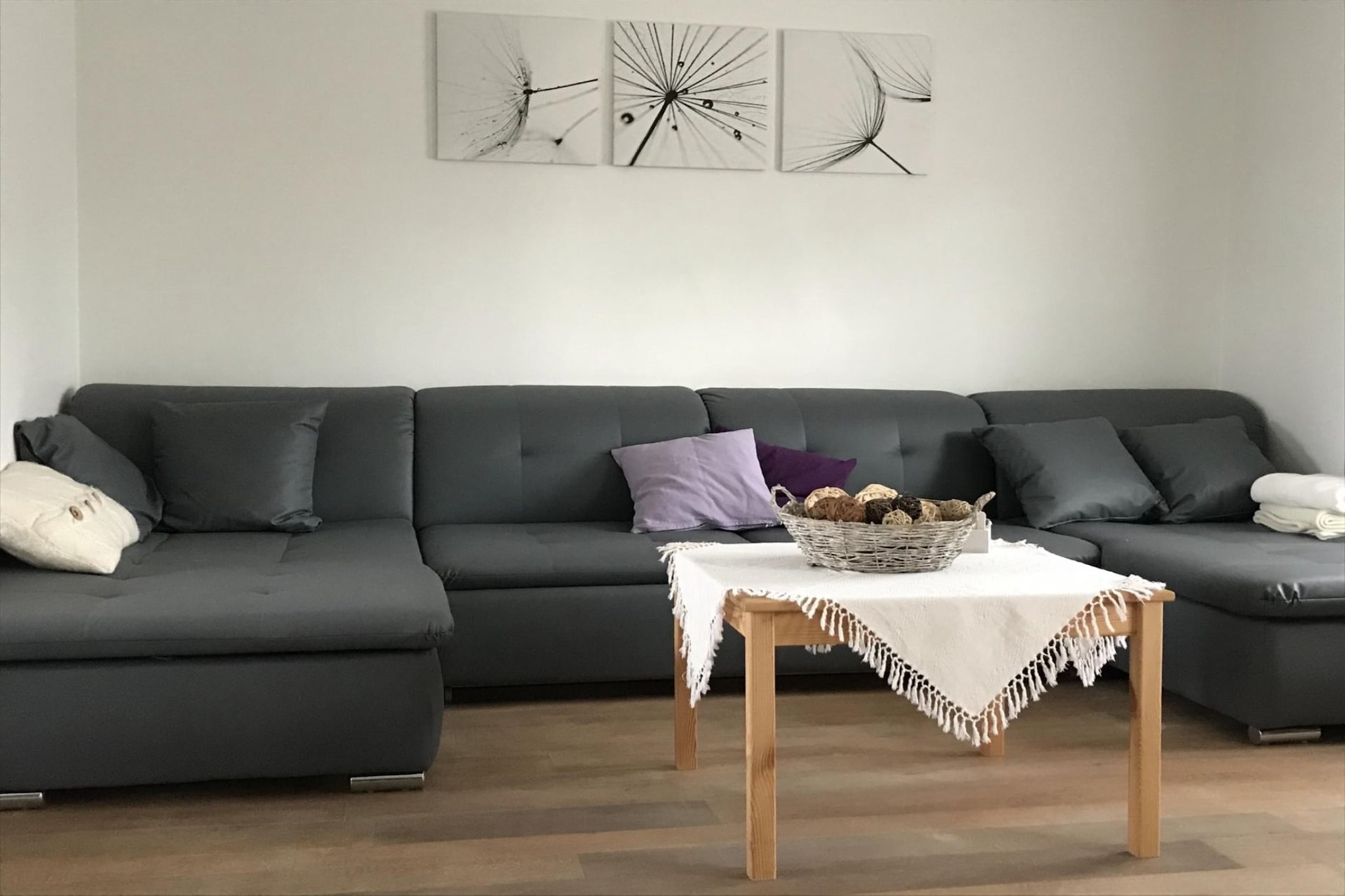 Welcome to this charming and spacious holiday home in Heers, perfect for families and groups of friends up to 10 guests. Two dogs are warmly welcome, so the whole family can enjoy a relaxing stay in the heart of Haspengouw. The absolute highlight of this home is the beautiful rooftop terrace overlooking the vast fruit orchards. During blossom season, the landscape transforms into a sea of white and pink – a unique setting to enjoy your morning coffee or a glass of wine in the evening.

The entrance is located on the ground floor in the stair hall. From here, you can access the basement with laundry room or take the stairs to the first floor. On this level, you will find a comfortable bedroom with a double bed and bunk bed, a bathroom with washbasin, bathtub and shower, a separate toilet, and a cosy living area with seating corner, TV and dining table. The open kitchen is fully equipped with a dishwasher, coffee machine, kettle, combi oven and hob. The spacious rooftop terrace connects directly to the living area, creating a wonderful indoor-outdoor experience.

On the second floor, there are two attic bedrooms, each with its own private bathroom for extra comfort and privacy. The first bedroom features a double bed and a single bed, while the second bedroom offers four single beds. There is also an additional separate toilet on this floor. Thanks to its practical layout, comfort and unique orchard views, this home is the perfect base for hiking and cycling trips, cosy family moments and pure relaxation in one of Belgium’s most beautiful regions.