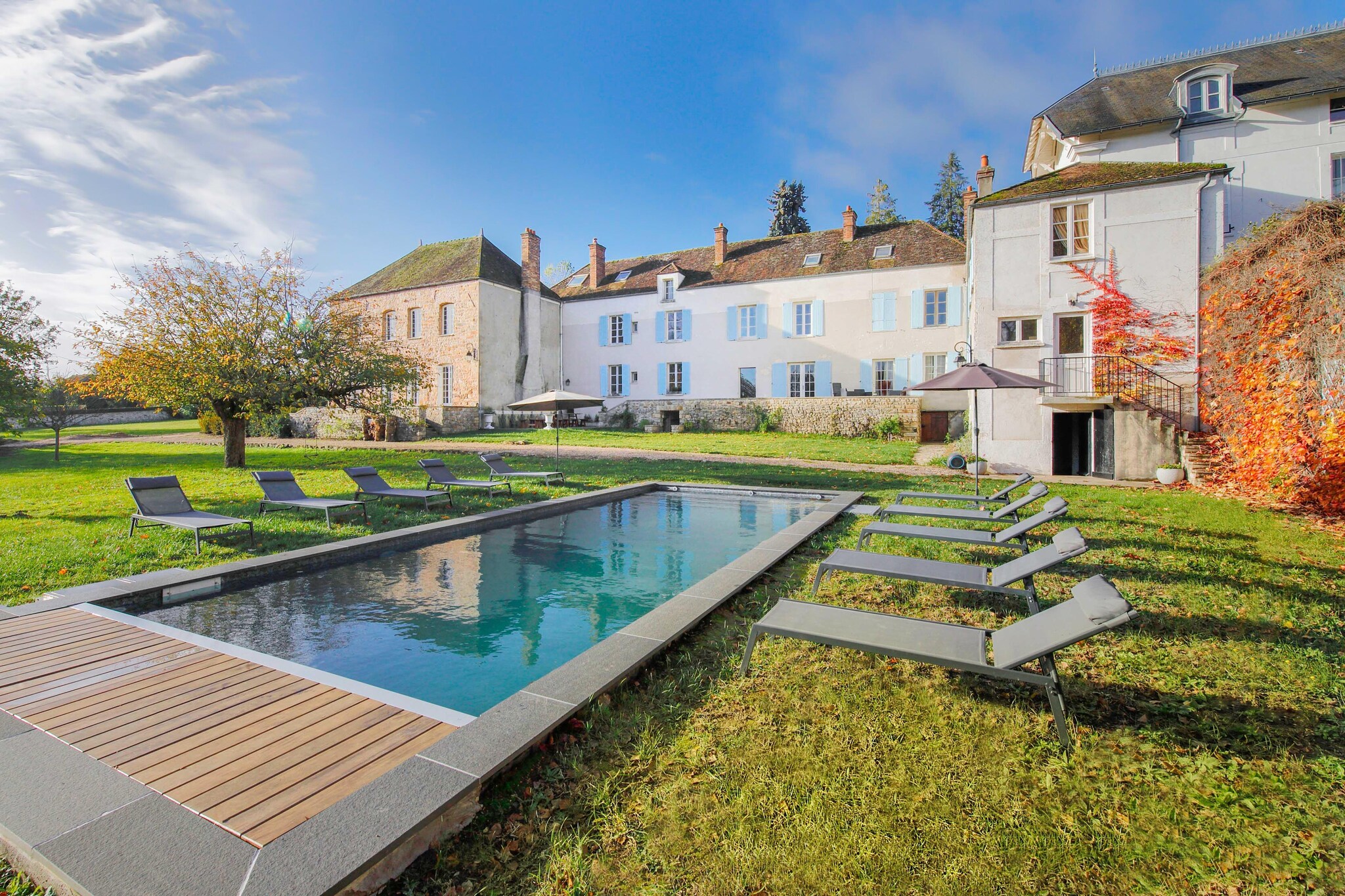 Beautiful mansion with swimmingpool
