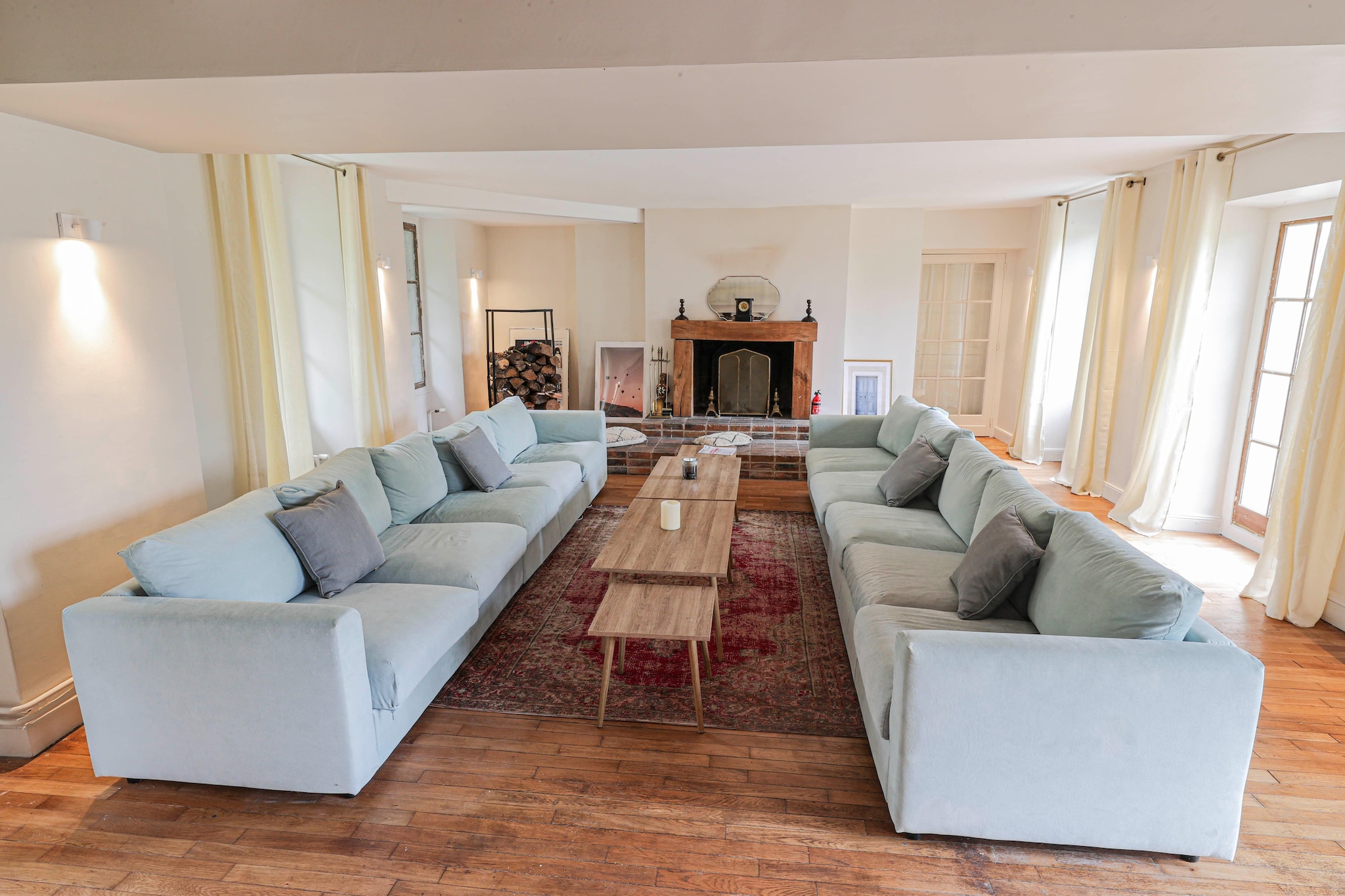 Treat yourself to a peaceful countryside getaway, just an hour from Paris, near Fontainebleau. A tranquil and verdant setting, ideal for reconnecting with family or friends and recharging your batteries far from the hustle and bustle of city life.
This large, characterful house of 540 m², surrounded by a vast 6500 m² garden, can accommodate up to 21 people in its 11 comfortable bedrooms, most of which feature king-size beds. The living spaces are generous and bright, offering comfort and conviviality in a calm and soothing environment.
You will enjoy numerous amenities: a private heated swimming pool (from April to September), terraces, a large living room with a fireplace, a welcoming dining room, a cinema room with a video projector, as well as many on-site leisure activities (billiards, table tennis, games, outdoor area).
The house has several bathrooms, fully equipped kitchens, and everything you need for a pleasant stay. A reception room accommodating up to 75 people is also available upon request (at an additional cost), ideal for private or professional events.
Easy access by train from Paris (40 minutes).