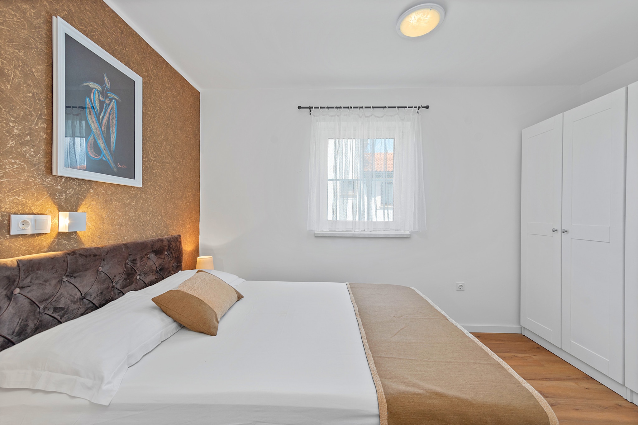 On the 1st floor: (Living room(single sofa bed, TV, dining table, air conditioning), Kitchen(oven, microwave, dishes and cutlery, Cooking basics), bedroom(double bed), bedroom(single sofa bed), bathroom(shower, Towels incl.))\n\nInternet access, Garden Furniture , seating area, balcony, garden, parking