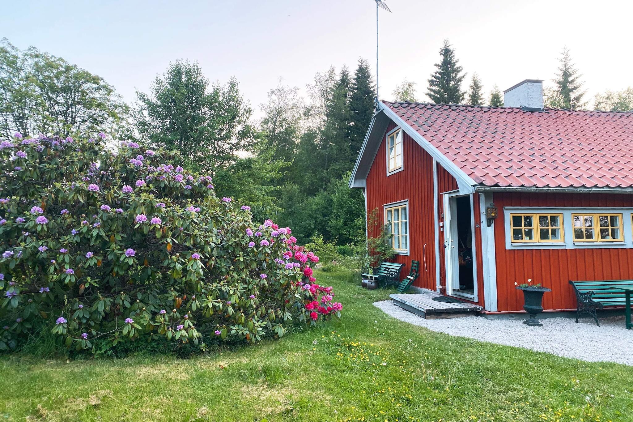Welcome to this beautiful and atmospheric cottage in the heart of Bergslagen – a place where nature, history and tranquility meet. Surrounded by hiking trails, sparkling small lakes and unique historical mining environments, this is the perfect accommodation for those who want to experience Bergslagen's rich cultural heritage and life close to nature. The cottage is spread over two floors. On the upper floor, where the bedrooms are located, the ceiling height is slightly lower, which contributes to a genuine and cozy feeling. There is also a sofa bed here that is easily converted into a comfortable bed for two people at night. During the day, it serves as a pleasant place to watch TV or relax with a book. The kitchen is fully equipped and has a nice dining area for shared meals. In the spacious living room there is another dining area, perfect for long dinners and social moments. One of the real jewels of the house is the wonderfully beautiful music room, where a grand piano creates a very special atmosphere – a place for both music, tranquility and inspiration. The lush and well-kept garden offers flowering shrubs and beautiful plantings. There is also a nice patio with a charcoal grill, perfect for summer evenings and meals under the open sky. On the plot there is also a summerhouse/guesthouse with a bed that can be used as an extra bed. There is much to discover in the surrounding area. Take the opportunity to visit one of the disused mines - Stripa mine in Guldsmedshyttan is one of Sweden's best-preserved historical mining environments and a fascinating excursion destination. A charming and peaceful accommodation for those looking for nature experiences, history and a unique atmosphere in beautiful Bergslagen. A warm welcome!