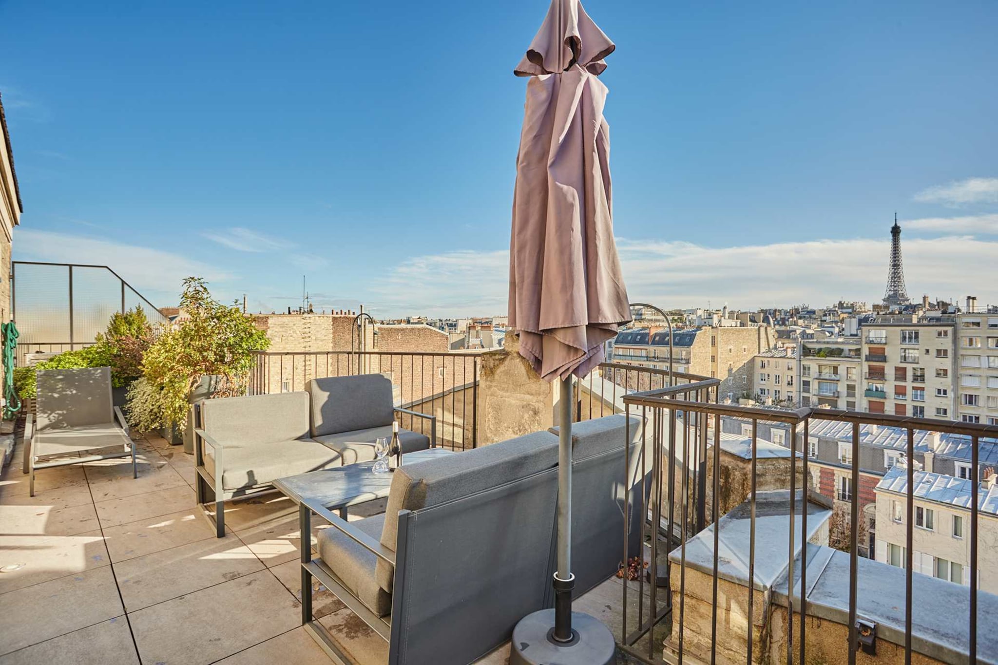 Welcome to our sumptuous, fully air-conditioned apartment with a terrace and Eiffel Tower view, ideally located in the heart of Paris in a beautiful building. Just steps from the Eiffel Tower and the magnificent Trocadéro. A short walk from Rue de Passy, you'll find numerous shops and restaurants nearby. Enjoy an unforgettable stay in this tastefully decorated and fully equipped haven, combining comfort and modern amenities. It's the perfect place for a successful Parisian getaway with family and friends.