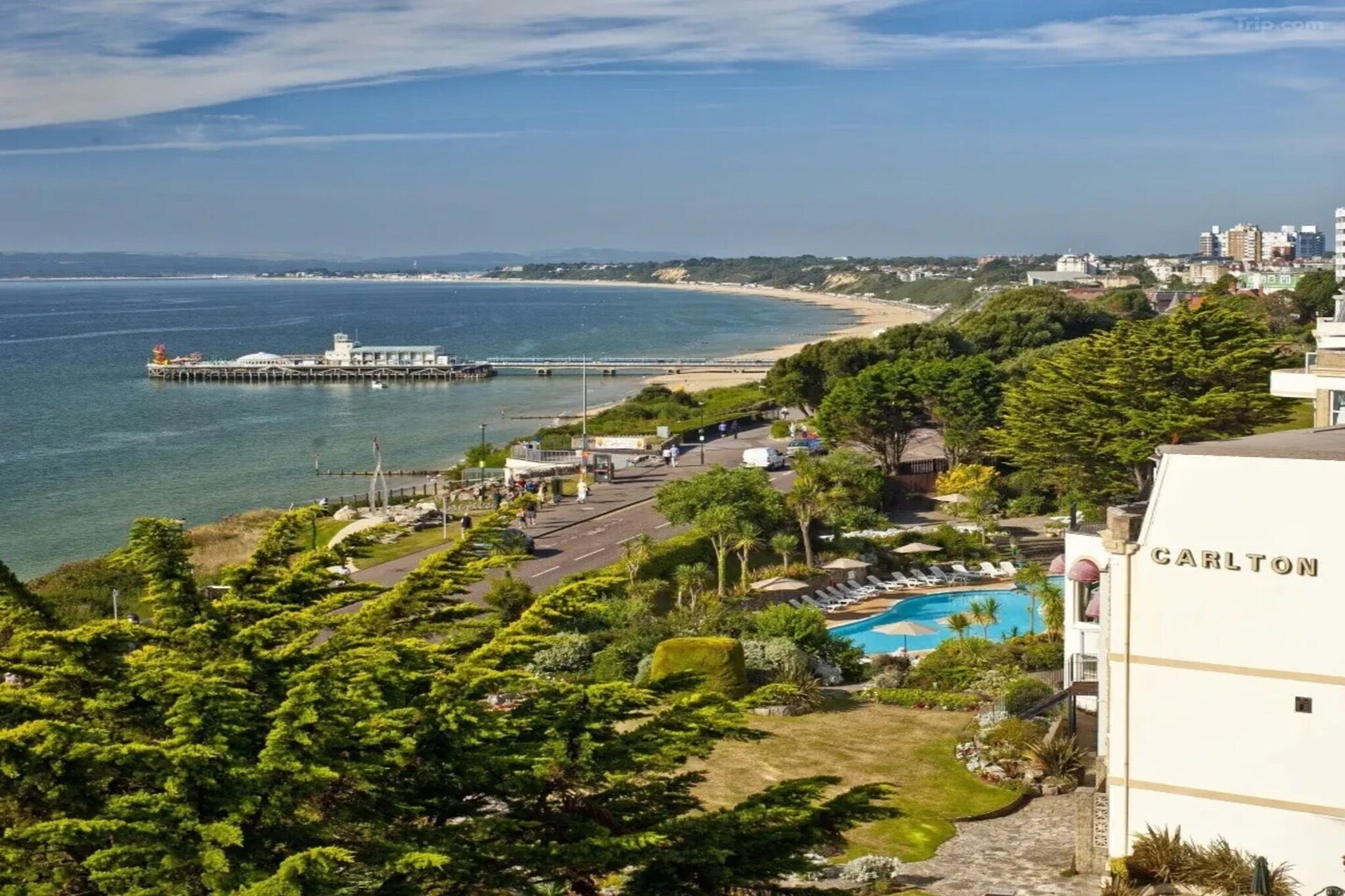 Ground floor: (bedroom(double bed, TV, DVD player, electric kettle, heating, ironing board), bathroom(shower, hairdryer, Towels incl.))\n\nsauna, sun loungers, swimming pool, lift, Laundry Package for a fee, parking (paying), heating, Sea view