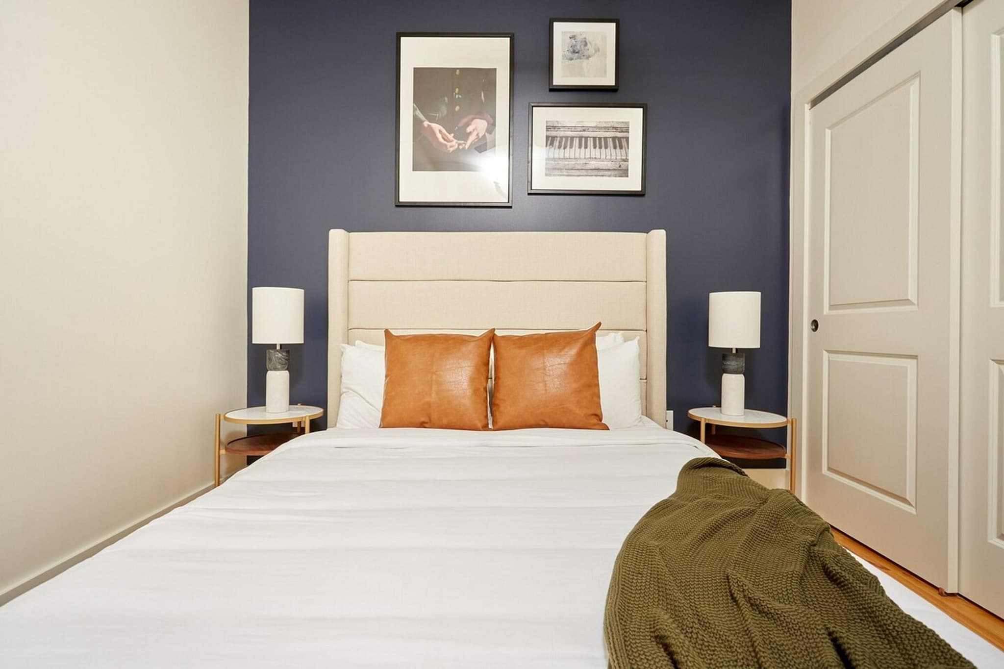 Ground floor: (Living room(TV(flatscreen), dining table, seating area), Kitchenette(electric kettle, toaster, coffee machine, microwave, dishwasher, fridge, dishes and cutlery), bedroom(Internet access, double bed, TV(flatscreen), air conditioning, ironing board, iron), bedroom(Internet access, double bed, TV(flatscreen), air conditioning, ironing board, iron), bedroom(Internet access, double bed, TV(flatscreen), air conditioning, ironing board, iron), bedroom(Internet access, double bed, TV(flatscreen), air conditioning, ironing board, iron), bedroom(Internet access, double bed, TV(flatscreen), air conditioning, ironing board, iron), bathroom(bathtub or shower, toilet, hairdryer, Towels incl., Essentials))\n\nFirst Aid, tumble dryer, washing machine, heating, lift, Carbon monoxide detector