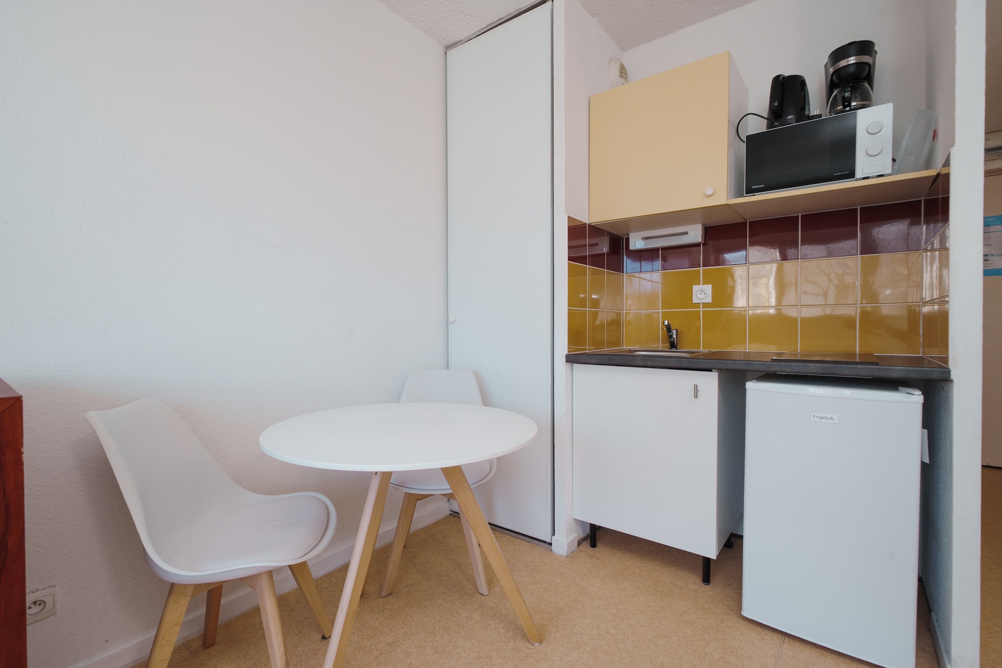 Elevator, Kitchen(electric kettle, toaster, coffee machine, microwave, fridge, dishes and cutlery), Living/bed room(double sofa bed, TV, dining table, seating area), bathroom(bath tub, washbasin, toilet), heating, swimming pool(shared with other guests, heated)