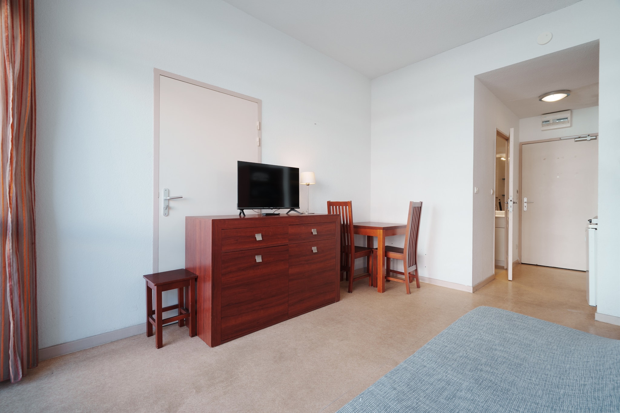 Experience a "warm sense of arrival" in this charming 19 m² studio apartment, perfectly situated in the vibrant heart of Agde. Designed as a light-filled retreat for two, the living space features a comfortable double sofa bed and a dedicated seating area, creating an inviting atmosphere for couples or solo travelers. Being located in the center of the city, this apartment offers the perfect blend of urban energy and residential quiet, serving as a sunny home base for your Mediterranean escape.

Private Balcony and Heated Pool Access
Enjoy the fresh air from your own private balcony, a perfect spot for a morning coffee or an evening drink. This studio apartment is equipped with premium building amenities, including an elevator and access to a heated communal swimming pool, ensuring a relaxing stay in any season. The independent electric kitchen is fully stocked with a microwave, coffee machine, and toaster, while the bathroom features a full bathtub—providing all the comforts of home in a compact, efficient layout.

Unbeatable Central Convenience
Location is the standout feature of this property, placing you 0 meters from the city center and just 50 meters from the nearest supermarket. While you are immersed in the local culture and shops, the pristine sand beach is only 1 km away, giving you the best of both worlds. Whether you are here to explore the historic streets of Agde or soak up the sun on the coast, this apartment offers total convenience with every essential amenity just steps from your front door.