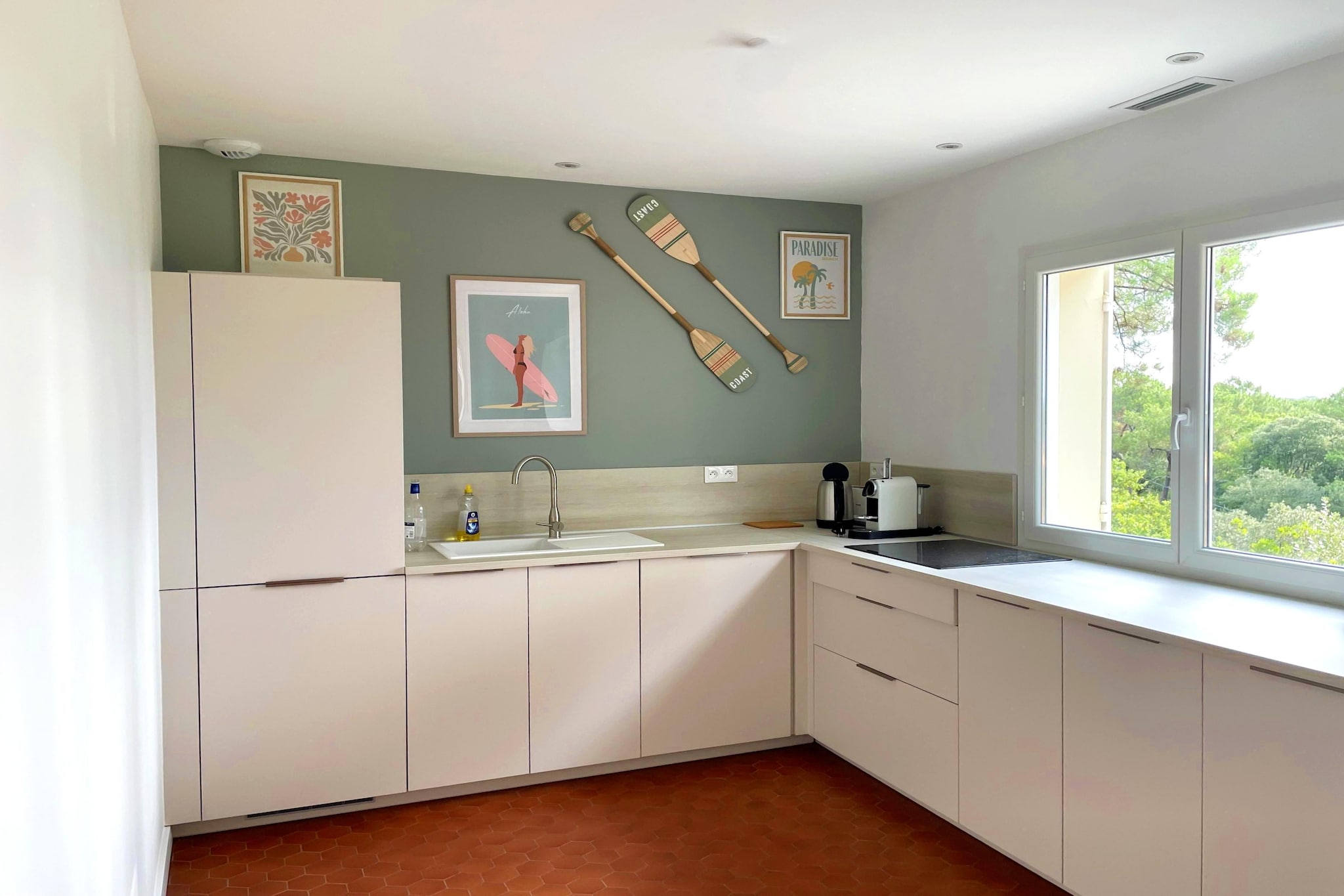 Ground floor: (Kitchen(toaster, cooker, coffee machine, dishwasher, fridge), Living/diningroom(TV, dining table, seating area), bedroom(double bed(140 x 190 cm), toilet), bedroom(double bed(140 x 190 cm)), bedroom(double bed(140 x 190 cm)), bathroom(shower), bathroom(shower), toilet, toilet)\n\nGuest house ground floor: (open kitchen(toaster, cooker, coffee machine, dishwasher, fridge), Living/diningroom(TV, dining table, seating area), bedroom(double bed(140 x 190 cm)), bathroom(shower, washbasin), toilet)\n\nwashing machine, terrace(30 m2), parking
