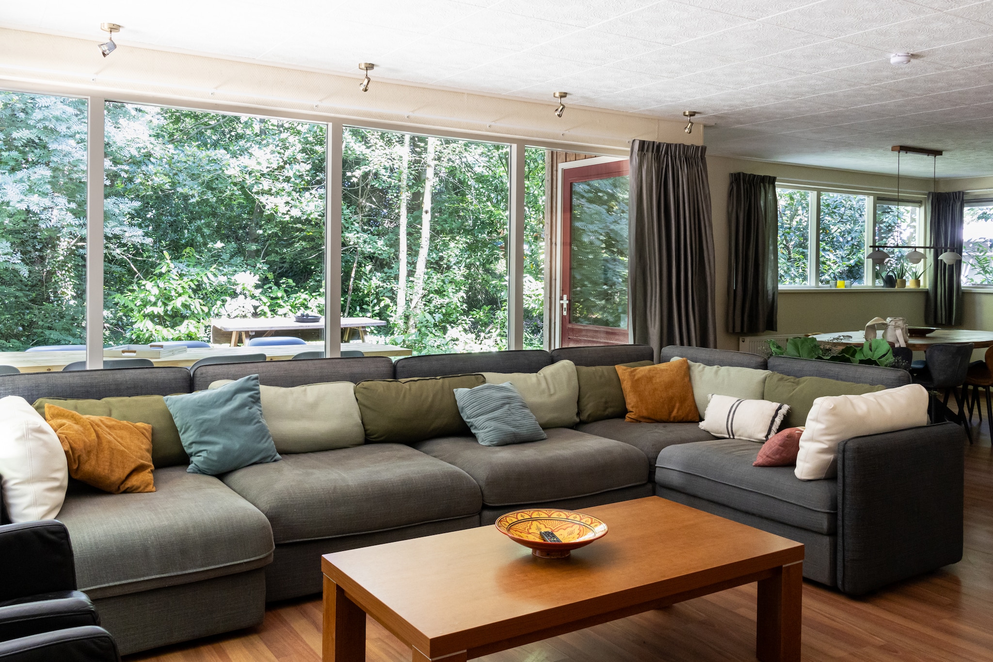 hallway(washing machine), Living room(TV, seating area), dining room(dining table), Kitchen(coffee machine, dishwasher, Cooking basics), bedroom(double bed), bedroom(double bed), bedroom(single bed, single bed), bathroom(toilet), bathroom(shower, washbasin, toilet), garden