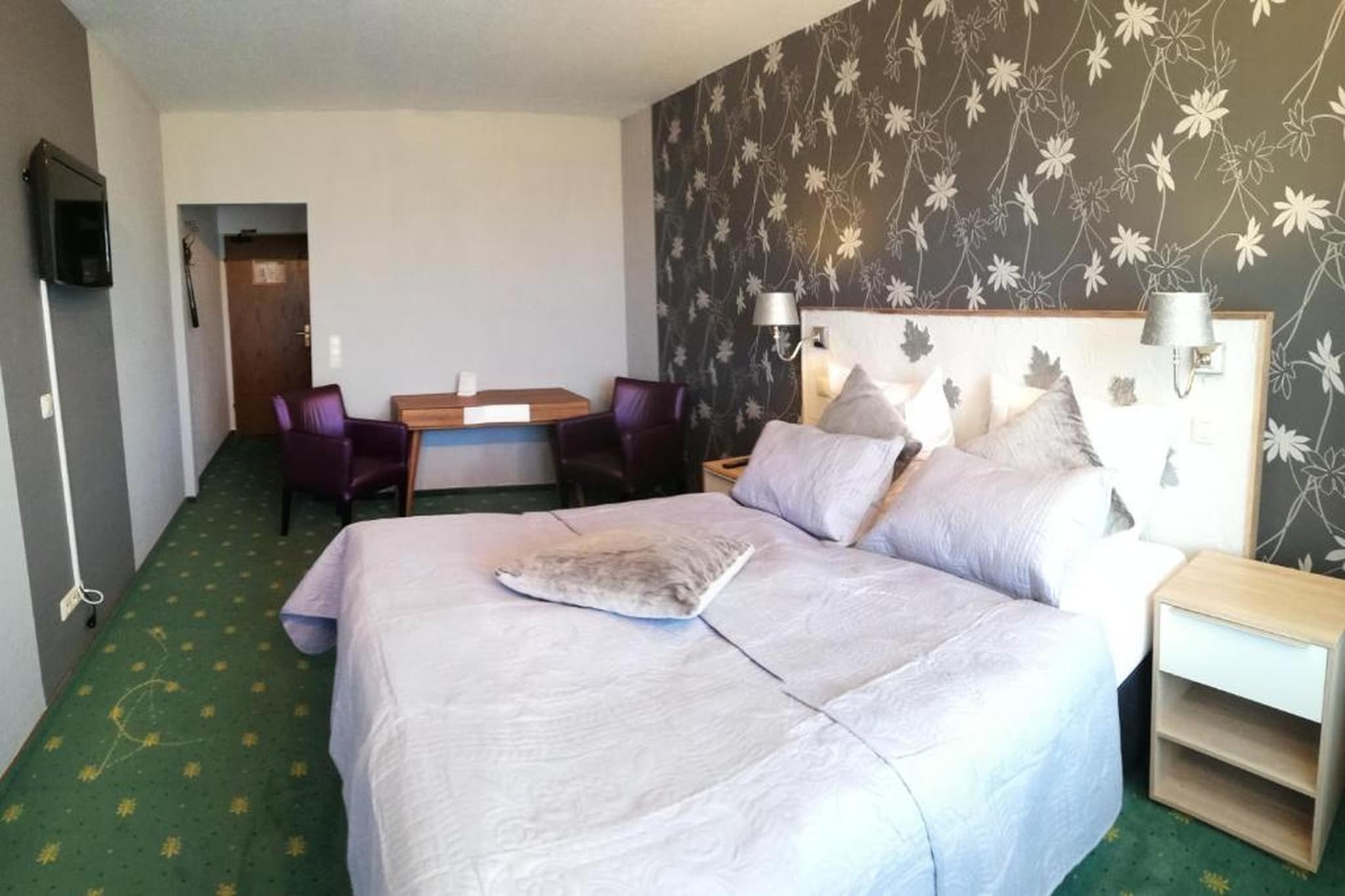 Kitchenette(electric kettle), bedroom(double bed or 2 single beds, TV(cable, flatscreen, satellite), seating area), bathroom(shower, washbasin, toilet, hairdryer), Internet access, bar, heating, terrace, garden, garden furniture, BBQ, parking, table tennis table, darts, billiards, Alarm, Surveillance camera, Carbon monoxide detector