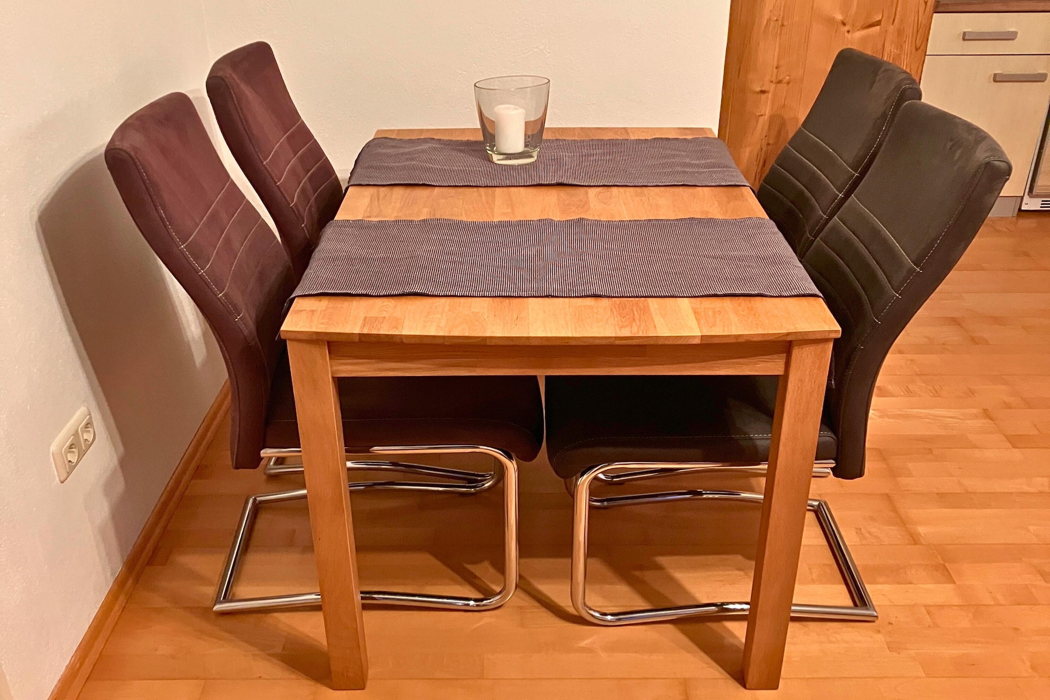 This small and cozy ground-floor apartment is ideal for two people. We've focused on a thoughtful layout that focuses on the essentials while still creating a warm and inviting atmosphere. The apartment is approximately 35 square meters and includes a hallway, a living area with a kitchenette, a bedroom, and a bathroom. An extra bed (folding bed or travel cot) is available upon request.
The apartment features a covered and quiet outdoor seating area overlooking the garden. Free parking is available on the property. The apartment's interior is wheelchair accessible. However, there are a few steps in the garden.
Baby equipment is available upon request. Guests are welcome to use the playground in the garden at their own risk. Parents are responsible for their children. Pets of any kind are not allowed. Smoking is permitted only outdoors.