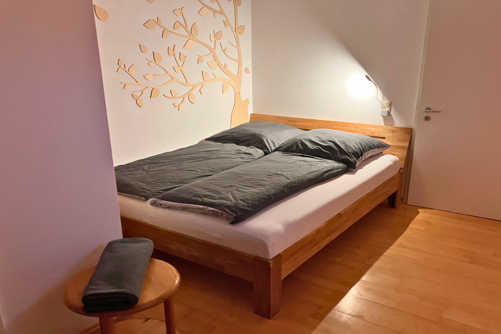 Ground floor: (Living room(TV, dining table, seating area), open kitchen(electric kettle, toaster, cooker, coffee machine, microwave, fridge), bedroom(double bed(160 x 200 cm)), bathroom(shower, washbasin, toilet, hairdryer))\n\nParking, cot, terrace, garden, garden furniture, BBQ, trampoline, changing mat, high chair, Swing set