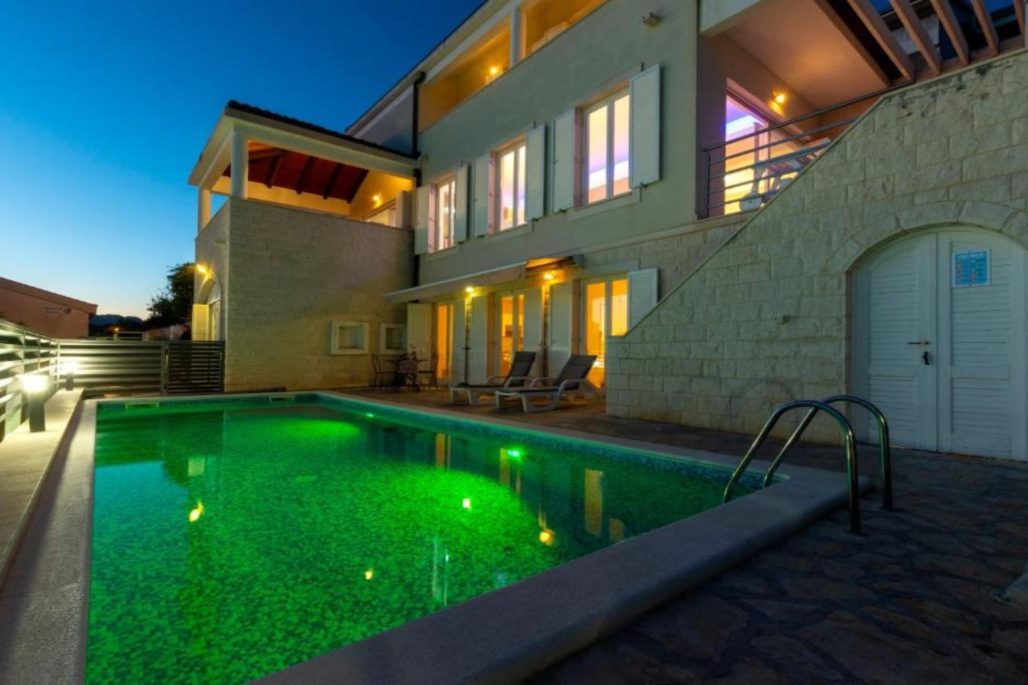 Spacious Villa Radevenjić with Outdoor Pool - Seven Bedroom Villa with Outdoor Pool - Zwembad