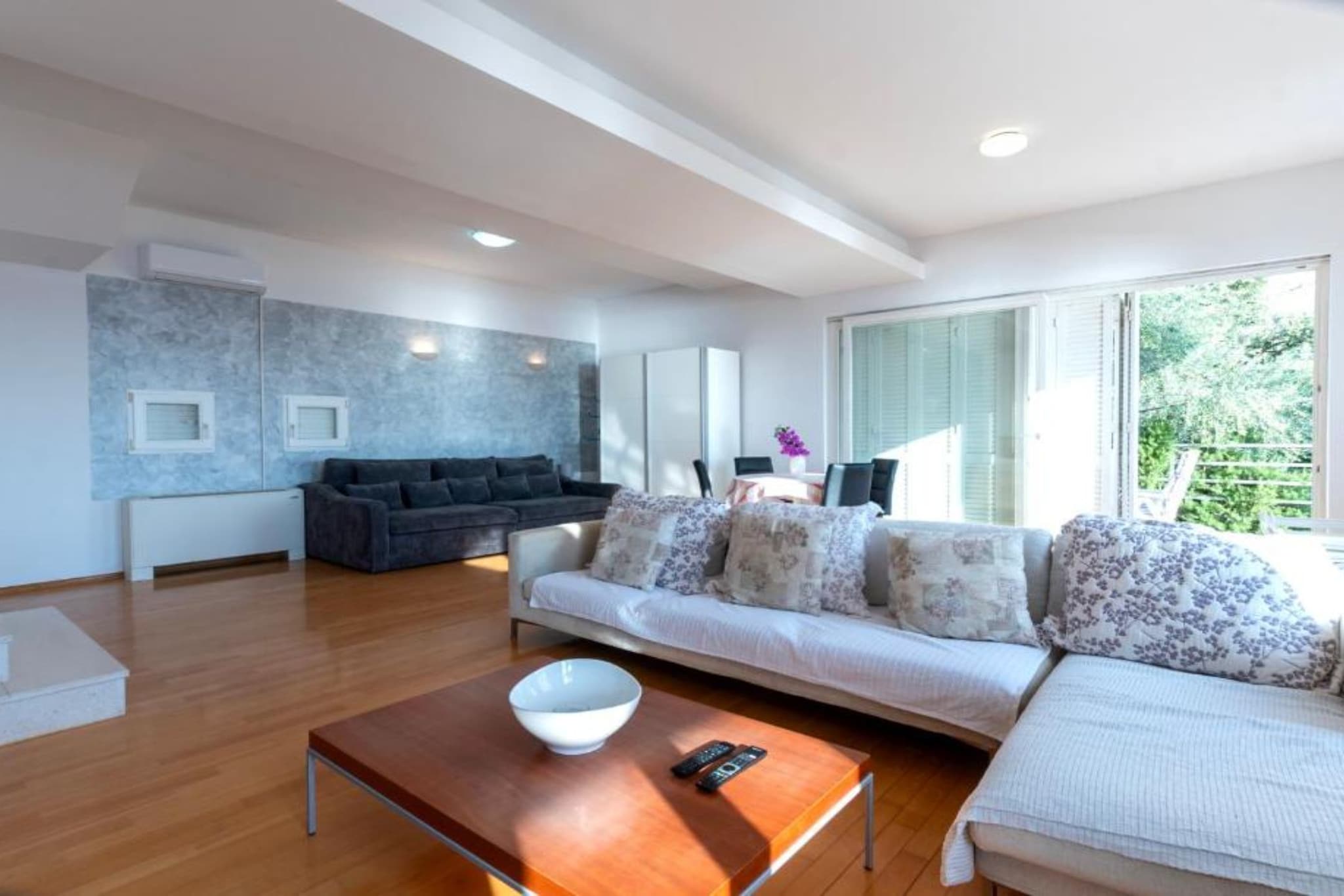 Spacious Villa Radevenjić with Outdoor Pool - Seven Bedroom Villa with Outdoor Pool - Woonkamer