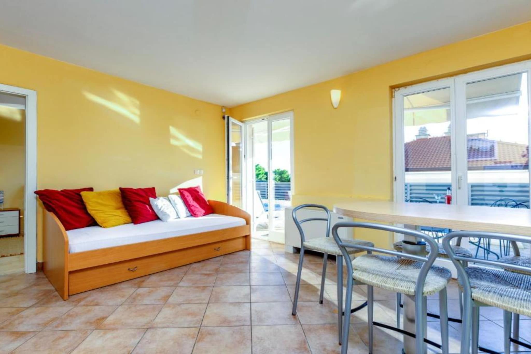Spacious Villa Radevenjić with Outdoor Pool - Seven Bedroom Villa with Outdoor Pool - Woonkamer