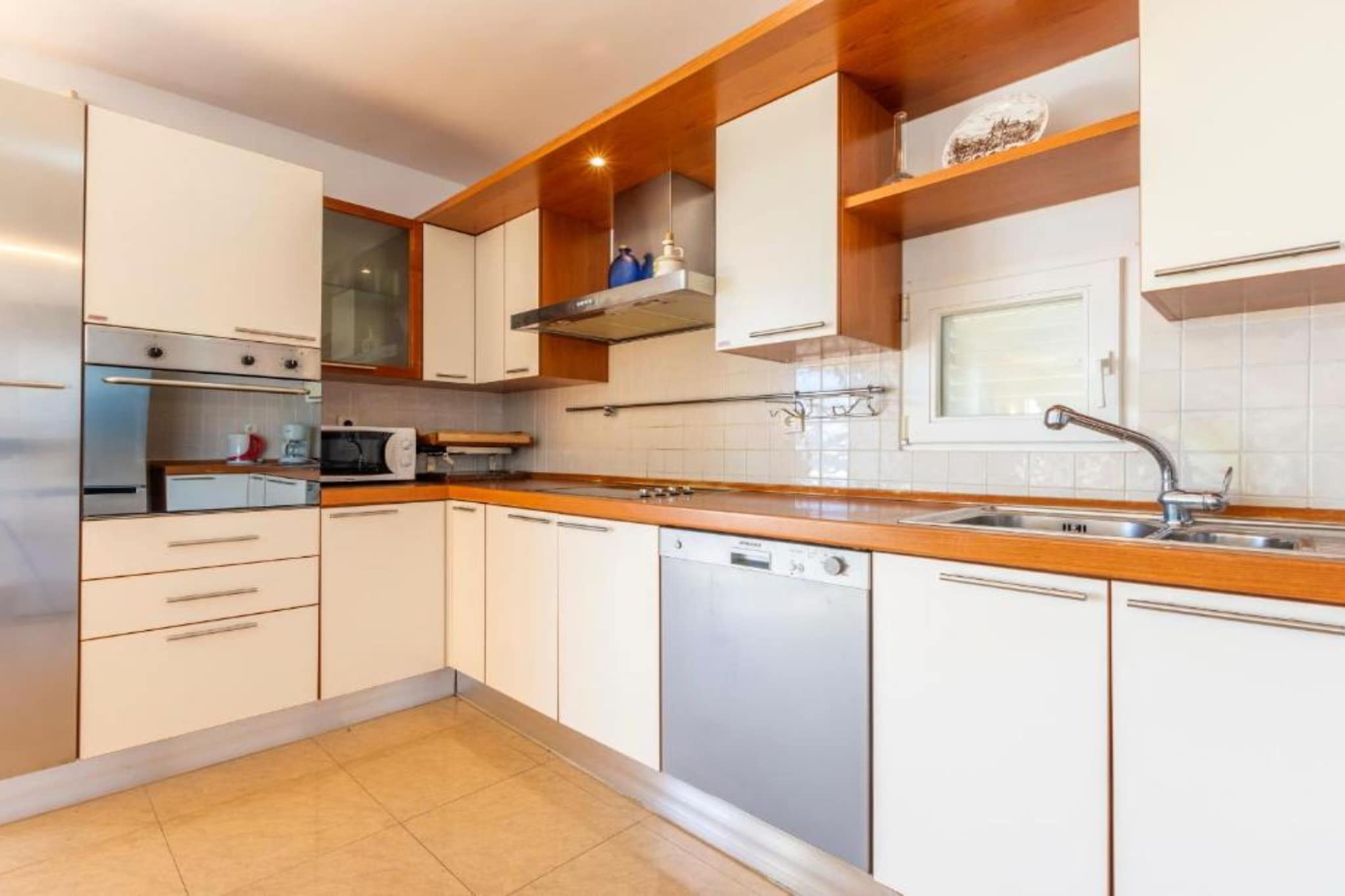 Spacious Villa Radevenjić with Outdoor Pool - Seven Bedroom Villa with Outdoor Pool - Keuken