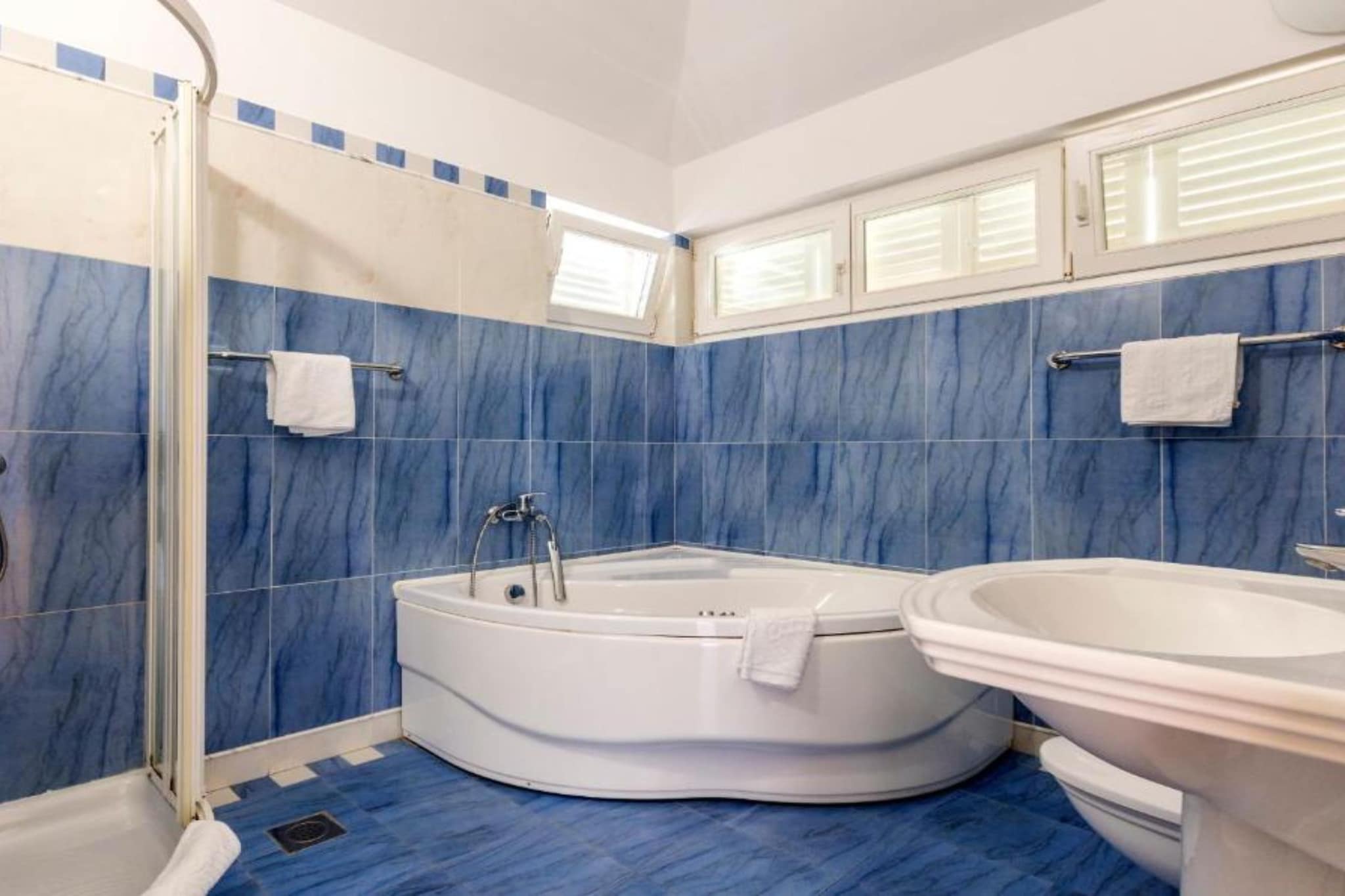 Spacious Villa Radevenjić with Outdoor Pool - Seven Bedroom Villa with Outdoor Pool - Badkamer