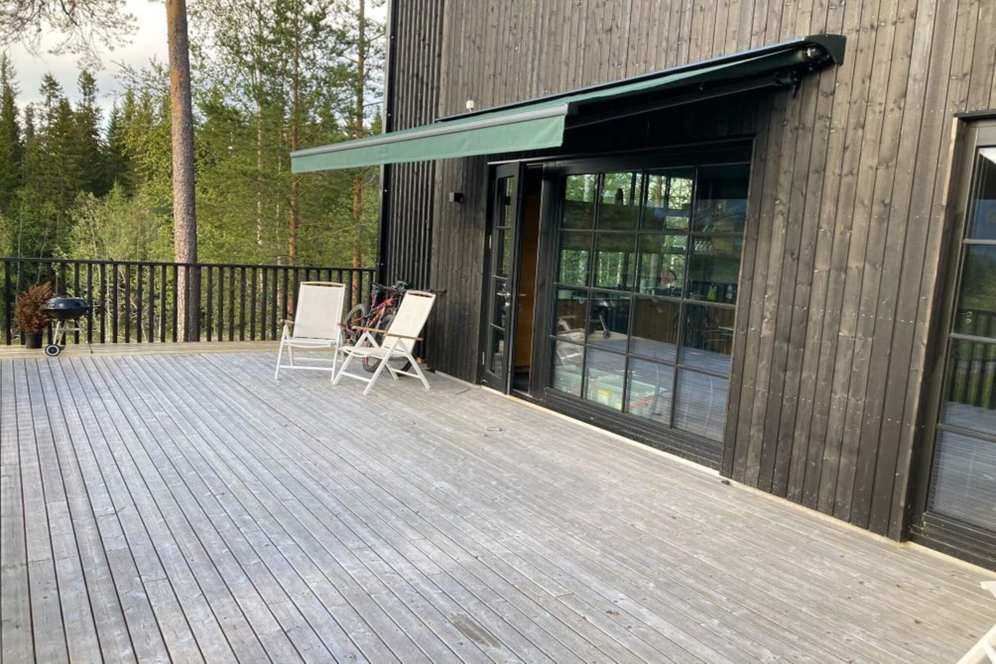 Welcome to a spacious and inviting mountain cabin where up to eleven people can stay comfortably and enjoy the beautiful natural surroundings. The cabin has a warm and homely atmosphere with plenty of space for large families or groups of friends on a fjäll (mountain) getaway. After a day full of activities, a lovely sauna awaits where you can relax, ease tired muscles, and enjoy the tranquil mountain air. There is parking right outside the cabin, making it easy to unload luggage and equipment when you arrive. From the terrace, which faces two directions, you can enjoy both the first rays of morning sun and the colorful evening skies. This is a perfect place to gather for long outdoor breakfasts, evening barbecues, or simply a quiet moment with a book and a cup of coffee. The surroundings invite adventure — put on your hiking boots and explore trails that wind through a magnificent mountain landscape, or hop on your bikes and discover the varied terrain on two wheels. Whether you are seeking an active holiday or peaceful relaxation, everything is within reach here in the fjäll wilderness, where every day can become a new memory to cherish. Warmly welcome!