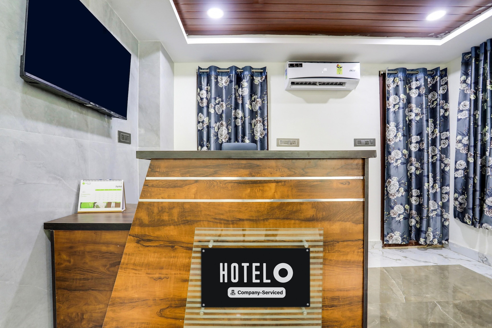 Ground floor: (bedroom(double bed, TV, seating area, air conditioning, telephone, Floor mattress), bathroom(bathtub or shower, shower, washbasin, toilet, Towels incl., shampoo, body soap, hot water), Parking, lift)