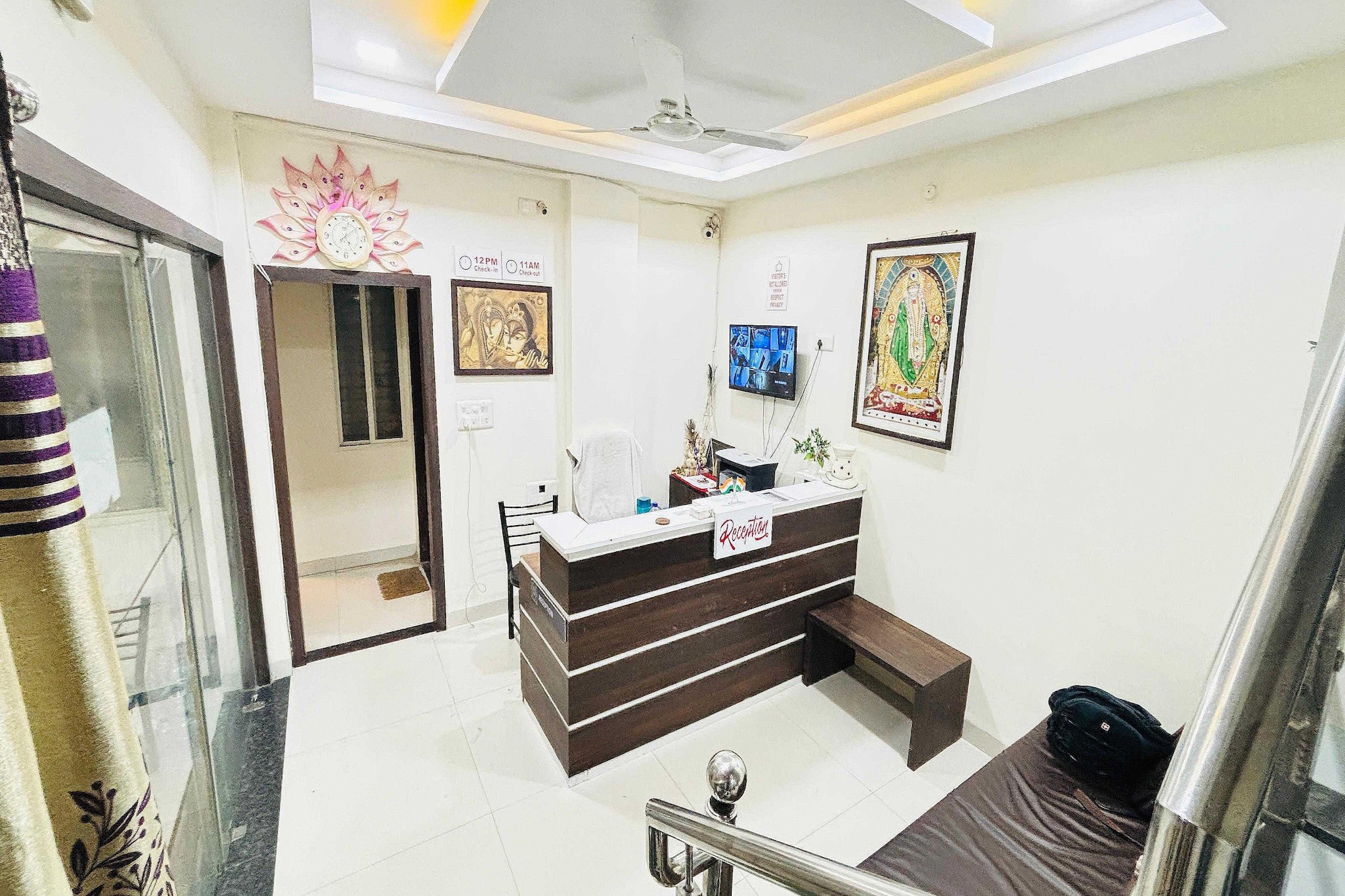 Ground floor: (bedroom(double bed, TV, seating area, air conditioning, telephone, Floor mattress), bathroom(bathtub or shower, shower, washbasin, toilet, Towels incl., shampoo, body soap, hot water))