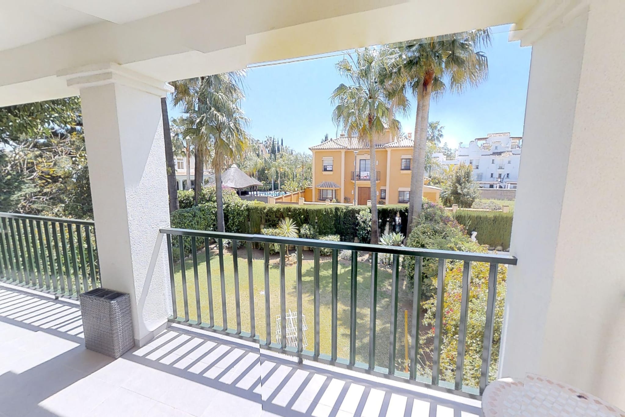 Modern Gated Apartment near Beach & Puerto Banus - Terrasse/Balkon