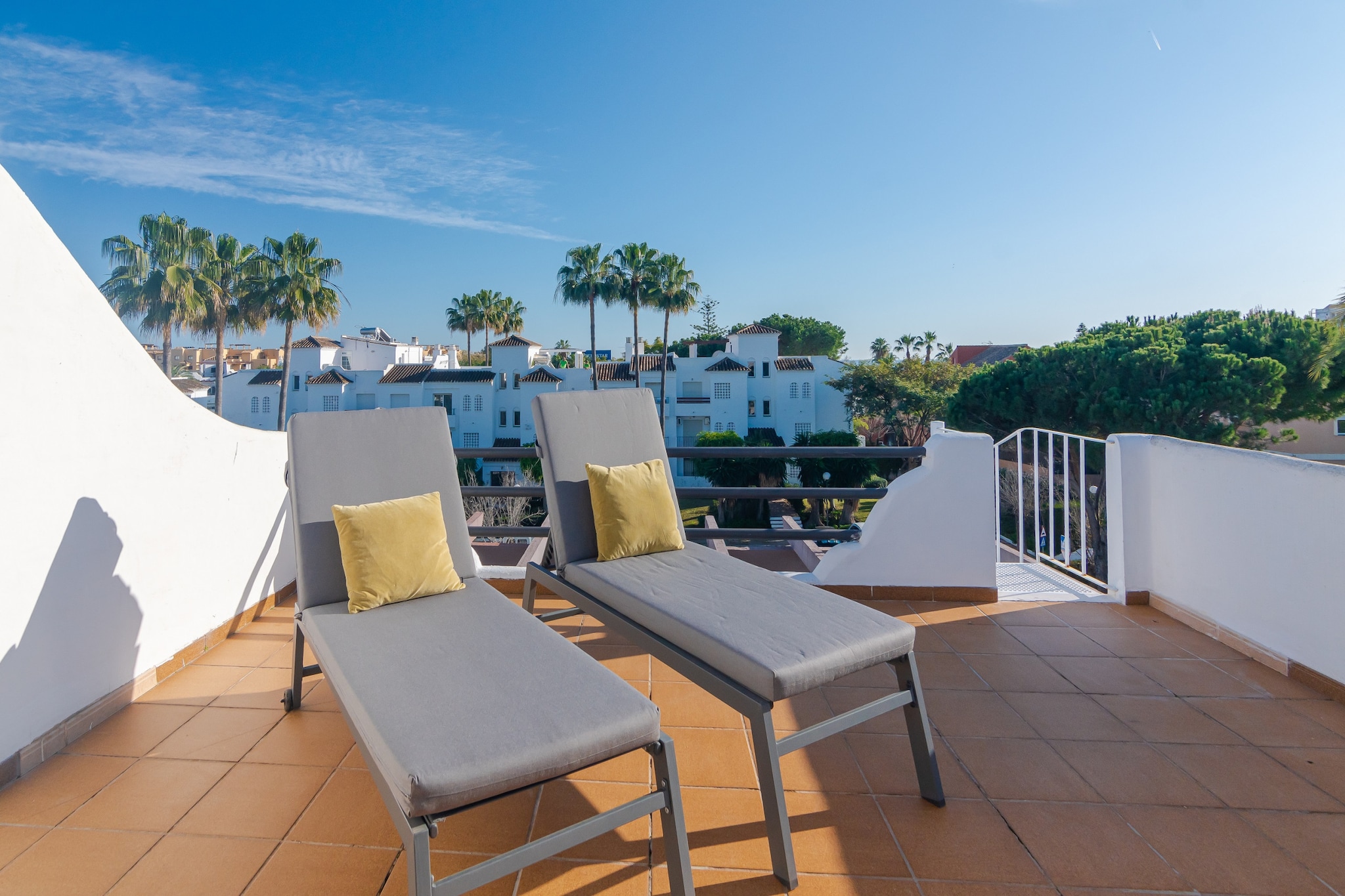 Beachside Penthouse with Rooftop Terrace