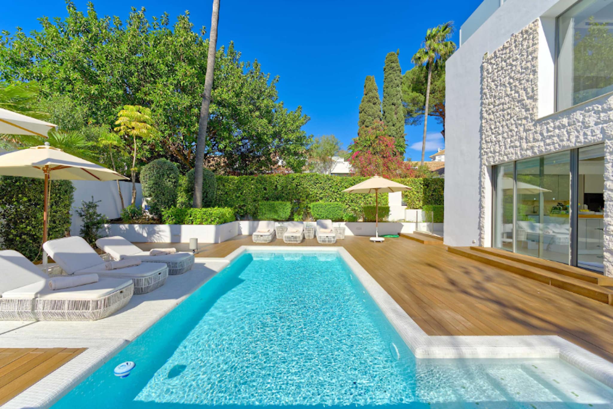 Nestled in one of Marbella’s most coveted neighbourhoods just a short stroll from the vibrant Puerto Banús marina and beach, this stylish 5-bedroom villa promises an unforgettable Costa del Sol escape for families, groups, or friends. Combining contemporary design with spacious living, it offers comfort, privacy and exceptional outdoor leisure spaces - perfect for sun-soaked Andalusian holidays.

Step inside to discover a thoughtfully arranged interior where modern comforts blend seamlessly with relaxed holiday vibes. The expansive open-plan living area invites you to unwind after sightseeing with plush seating and entertainment options. A fully equipped kitchen with all the essentials makes meal preparation effortless, whether you’re whipping up a quick breakfast or a leisurely dinner. Each of the five beautifully furnished bedrooms, plus a sofa bed, ensures restful nights, and multiple bathrooms add convenience for larger groups.

Outside, the Mediterranean lifestyle shines: a private swimming pool set amid sun loungers beckons for refreshing dips, while a sauna and Jacuzzi provide indulgent relaxation after a day of beach visits or golf outings. Landscaped terraces and garden areas create atmospheric spots for al fresco dining and evening drinks as the warm coastal breezes roll in.

Located within walking distance of renowned beach clubs, designer boutiques and oceanfront restaurants, this villa serves as a superb base for exploring both the glamorous coastline and the charming old town of Marbella. Nearby golf courses, cultural attractions and scenic coastal walks round out the leisure options, making it an ideal holiday retreat on Spain’s iconic Costa del Sol.