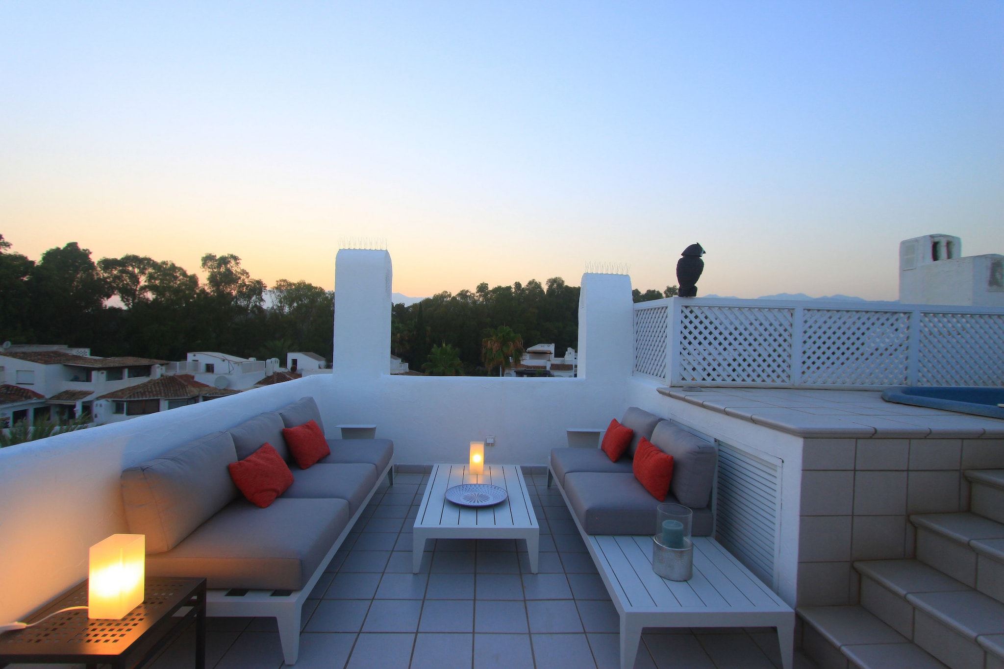 Beachside Apartment with Jacuzzi & Pool