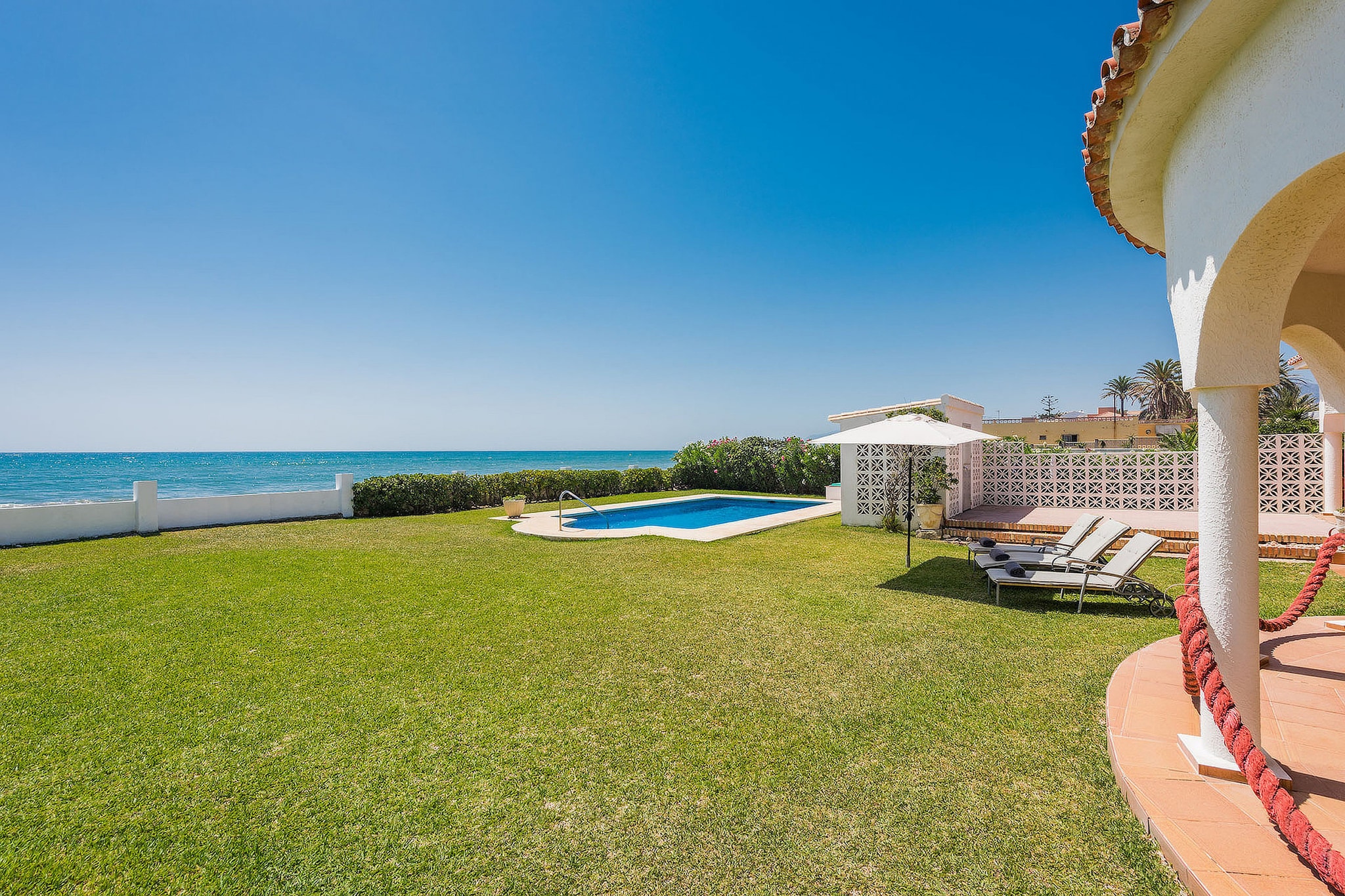 Beachfront Villa for 7 with Pool