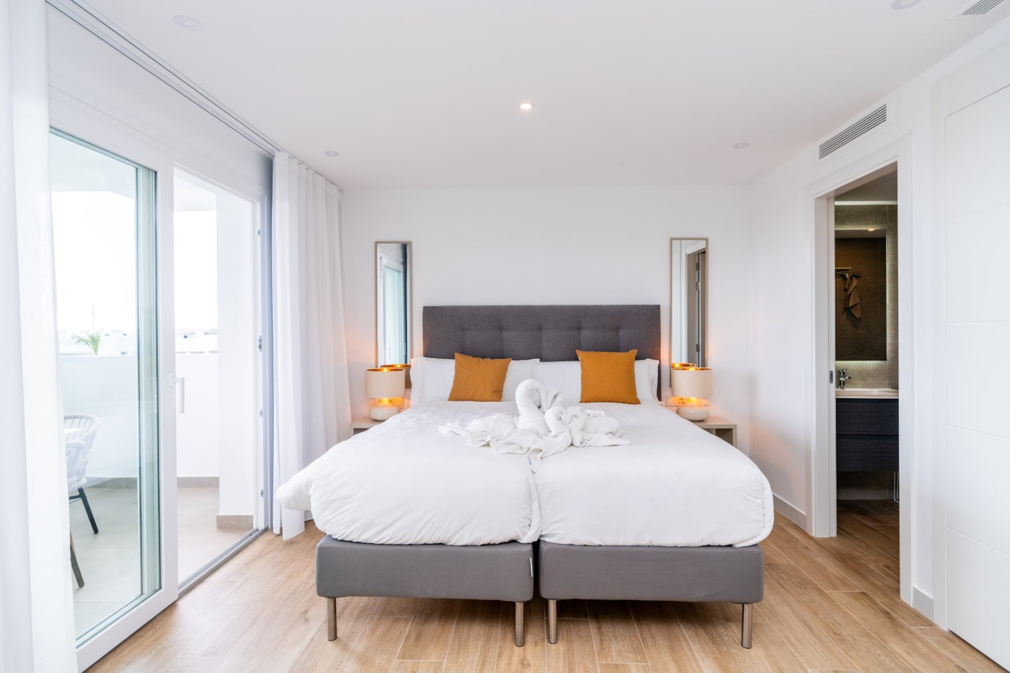 Stylish Lagoon Apartment for 4