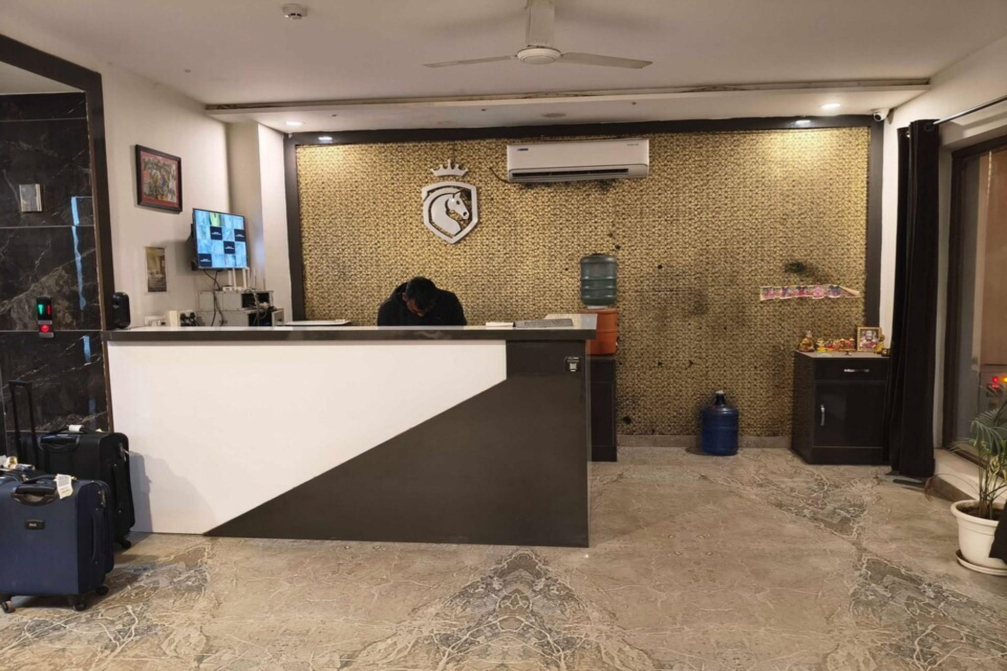 Ground floor: (bedroom(double bed, TV, seating area, air conditioning, telephone, Floor mattress), bathroom(bathtub or shower, shower, washbasin, toilet, Towels incl., shampoo, body soap, hot water))