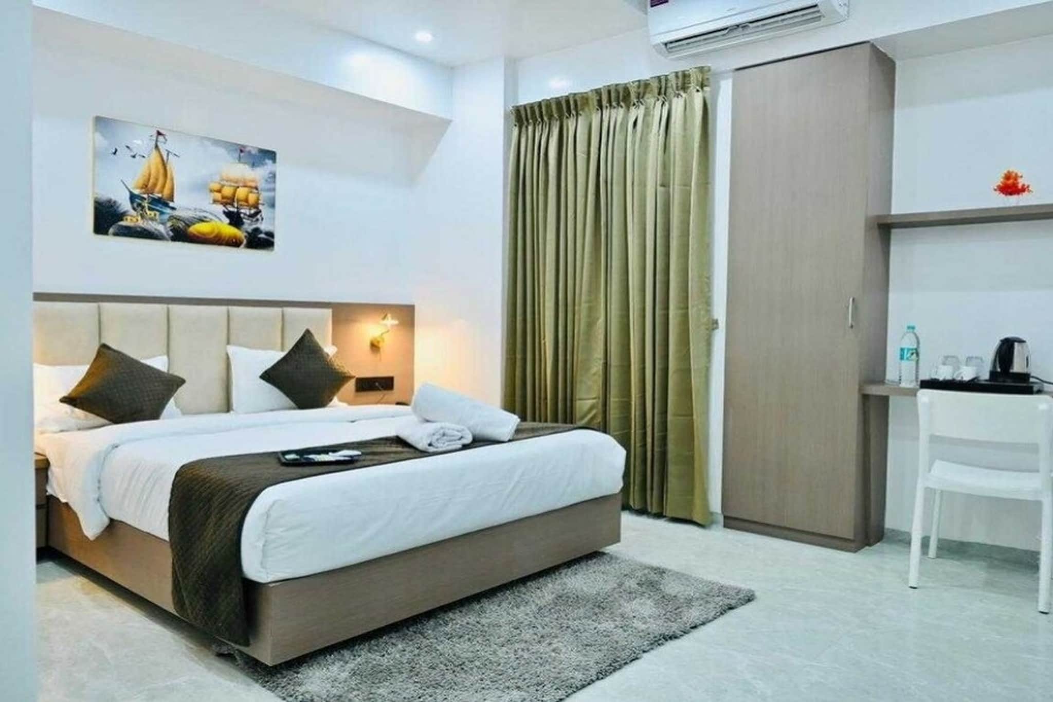 Comfortable Accommodations: Collection O Aishbagh Railway Junction Formerly MR Palace in Lucknow offers family rooms with air-conditioning, private bathrooms, work desks, and seating areas. Each room includes free toiletries, a bath or shower, TV, and tiled floors.
Essential Facilities: Guests enjoy free WiFi, a lift, 24-hour front desk, daily housekeeping service, room service, and luggage storage. The hotel provides a welcoming environment with English and Hindi spoken at reception.
Prime Location: Located 6 km from Lucknow University, 2.7 km from Lucknow Junction Railway Station, 4.6 km from KD Singh Stadium, 8 km from Ambedkar Park, and 12 km from Indira Gandhi Pratishthan. Chaudhary Charan Singh International Airport is 10 km away.
Unmarried couples are warmly welcome at this property.
Guests with local ID proof are warmly welcome.
Complimentary early check-in – Subject to availability.