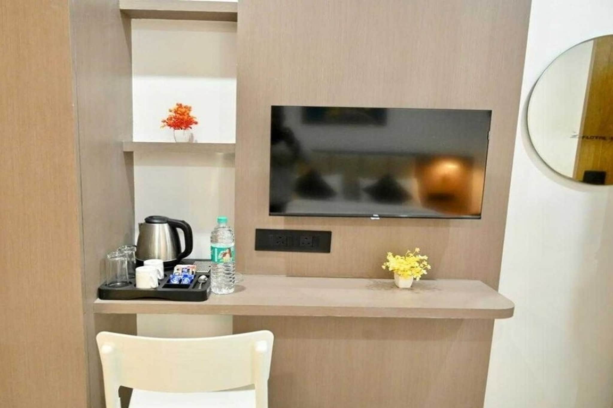 Ground floor: (bedroom(double bed, TV, seating area, air conditioning, Towels incl., telephone), bathroom(bathtub or shower, shower, washbasin, toilet, shampoo, body soap, hot water), lift)