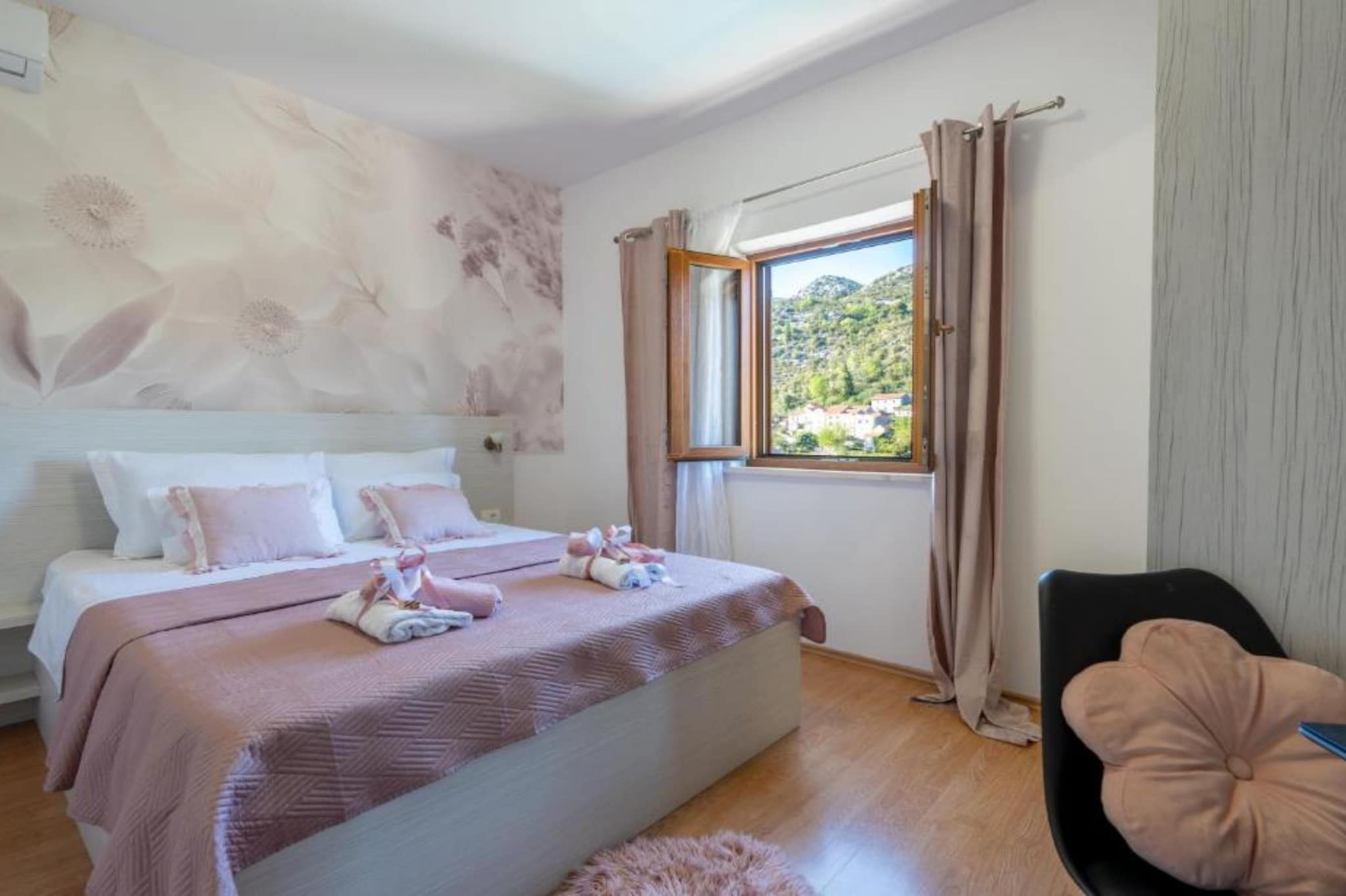 Peaceful Holiday Home Ivona - Three Bedroom Villa with Swimming Pool and Hot-Tub - Slaapkamer