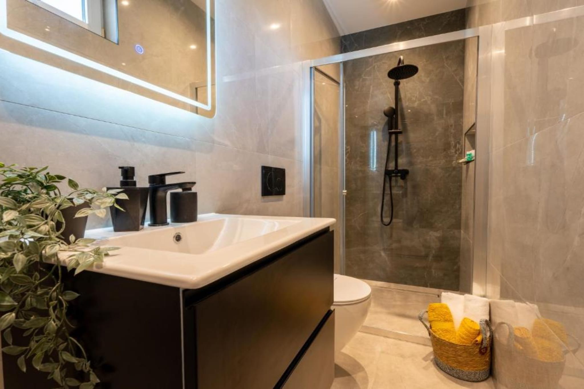 Peaceful Holiday Home Ivona - Three Bedroom Villa with Swimming Pool and Hot-Tub - Badkamer