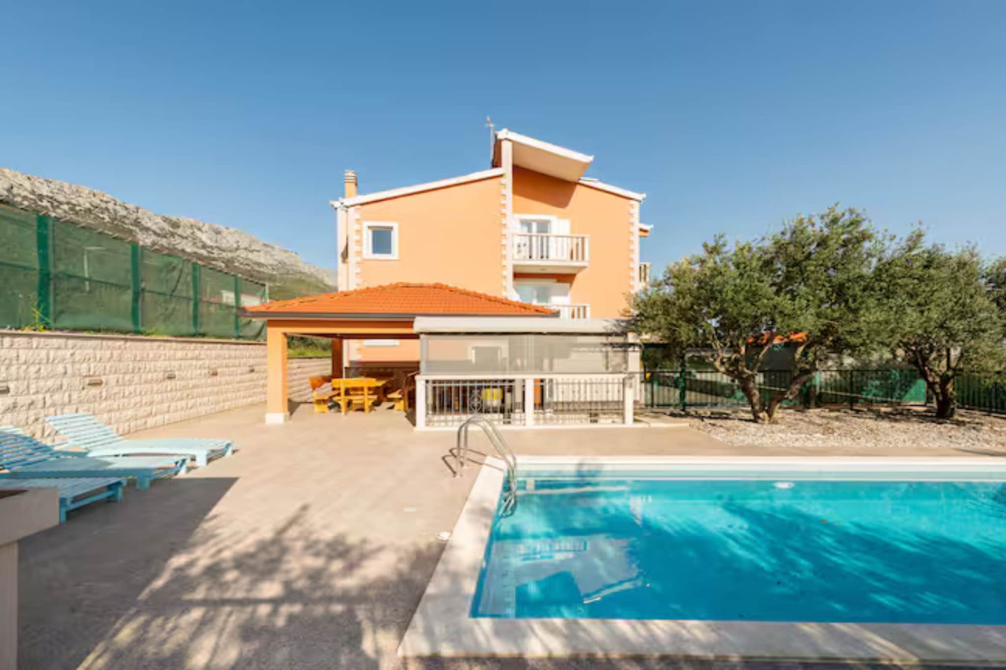 Villa Ana with Outdoor Pool, Sauna and Hot-Tub - Six Bedroom Villa with Outdoor Pool, Sauna and Hot-Tub - Buitenlucht