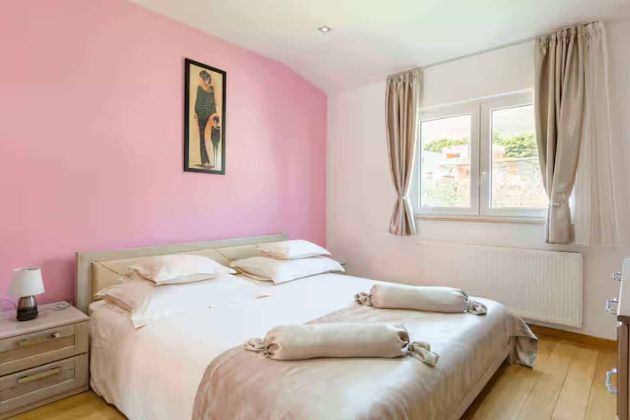 Villa Ana with Outdoor Pool, Sauna and Hot-Tub - Six Bedroom Villa with Outdoor Pool, Sauna and Hot-Tub - Slaapkamer