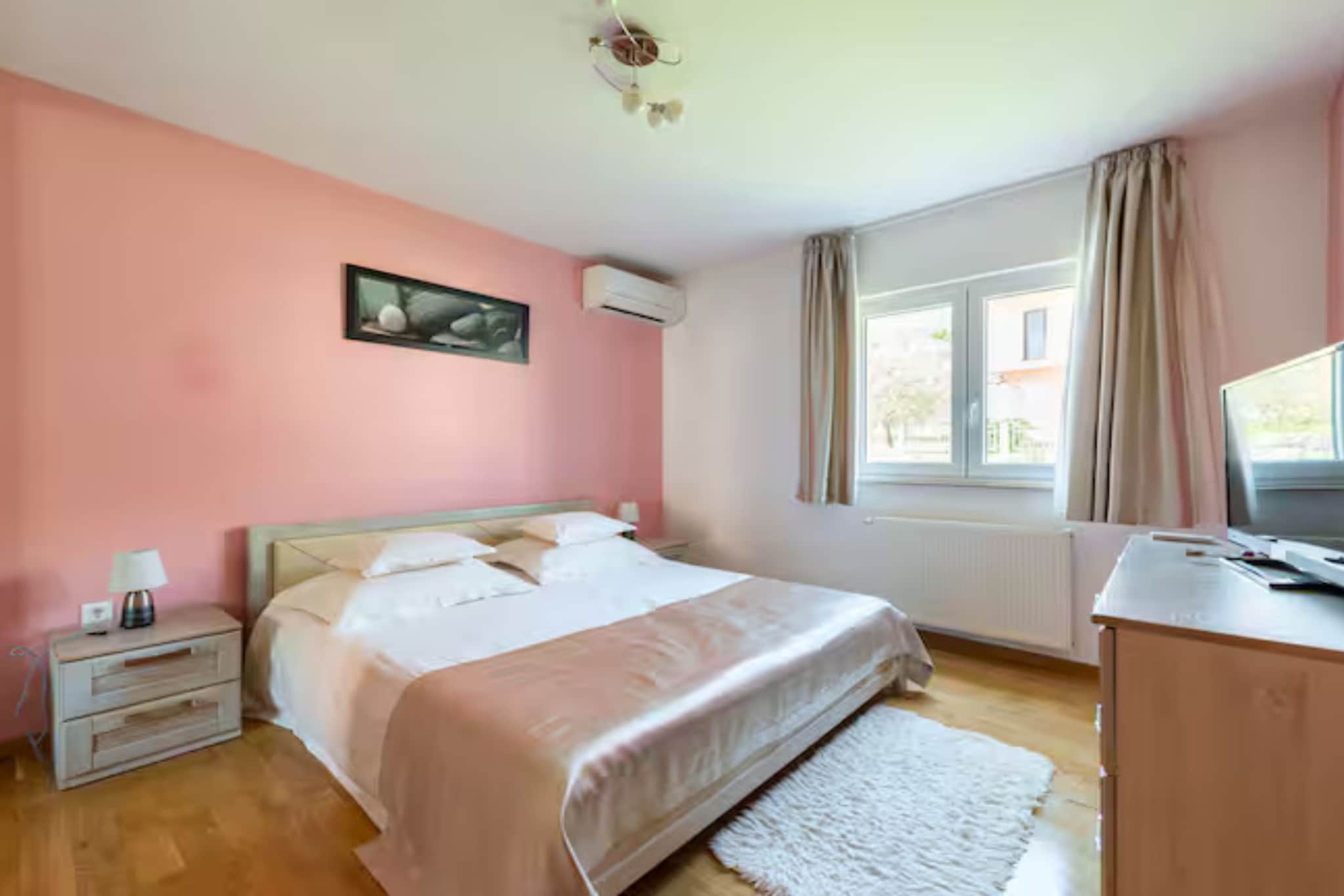 Villa Ana with Outdoor Pool, Sauna and Hot-Tub - Six Bedroom Villa with Outdoor Pool, Sauna and Hot-Tub - Slaapkamer