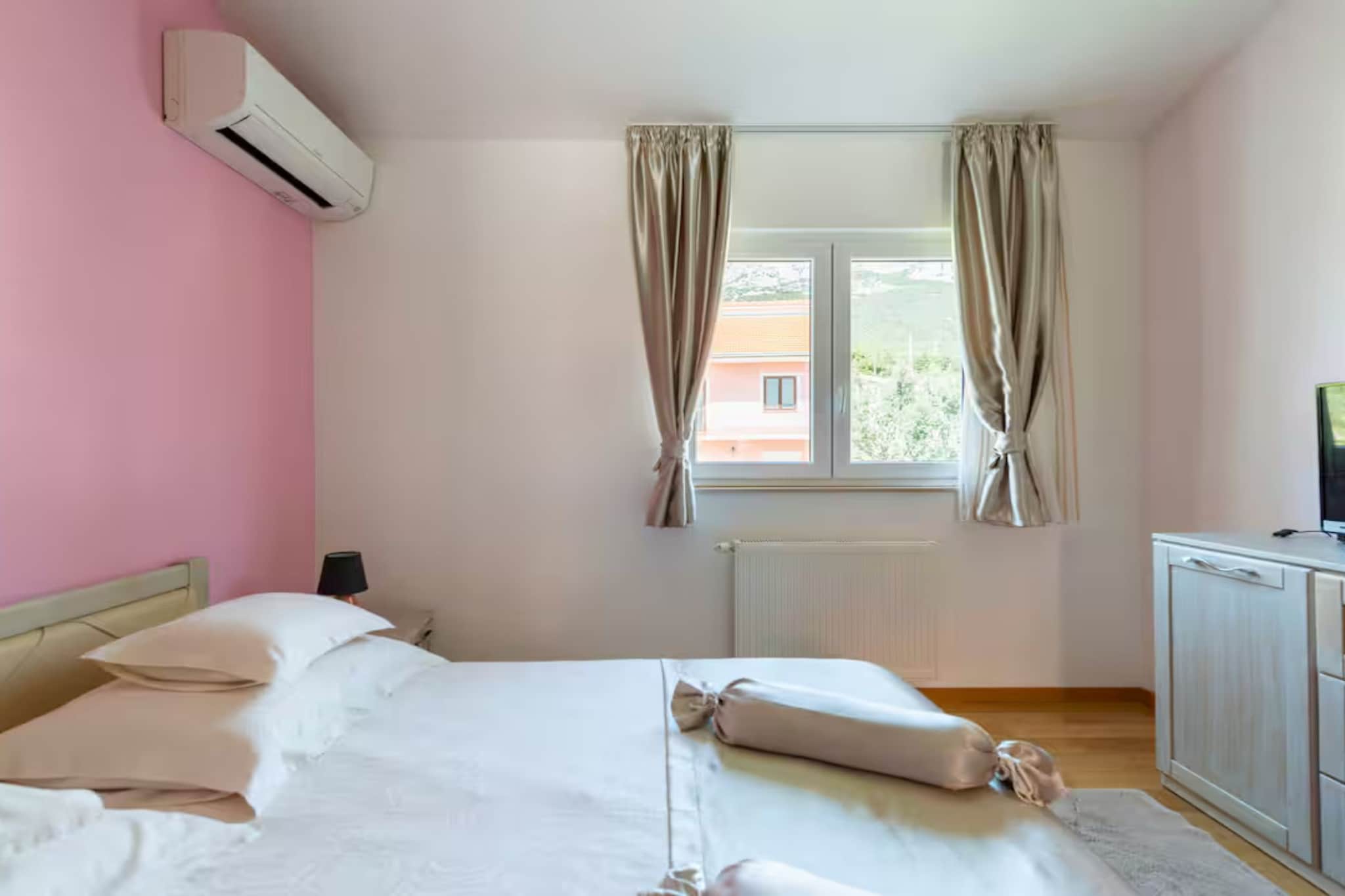 Villa Ana with Outdoor Pool, Sauna and Hot-Tub - Six Bedroom Villa with Outdoor Pool, Sauna and Hot-Tub - Slaapkamer
