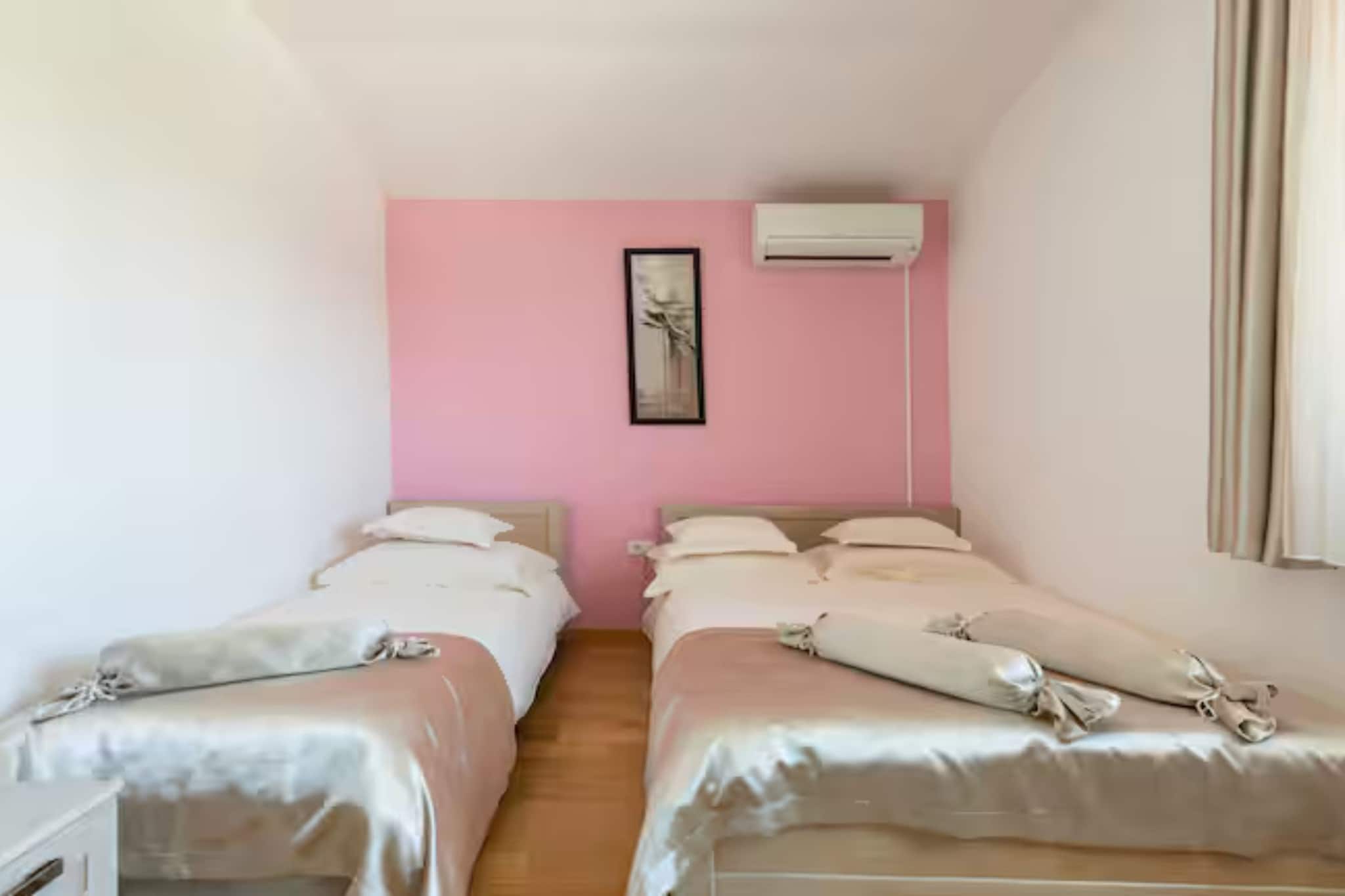 Villa Ana with Outdoor Pool, Sauna and Hot-Tub - Six Bedroom Villa with Outdoor Pool, Sauna and Hot-Tub - Slaapkamer
