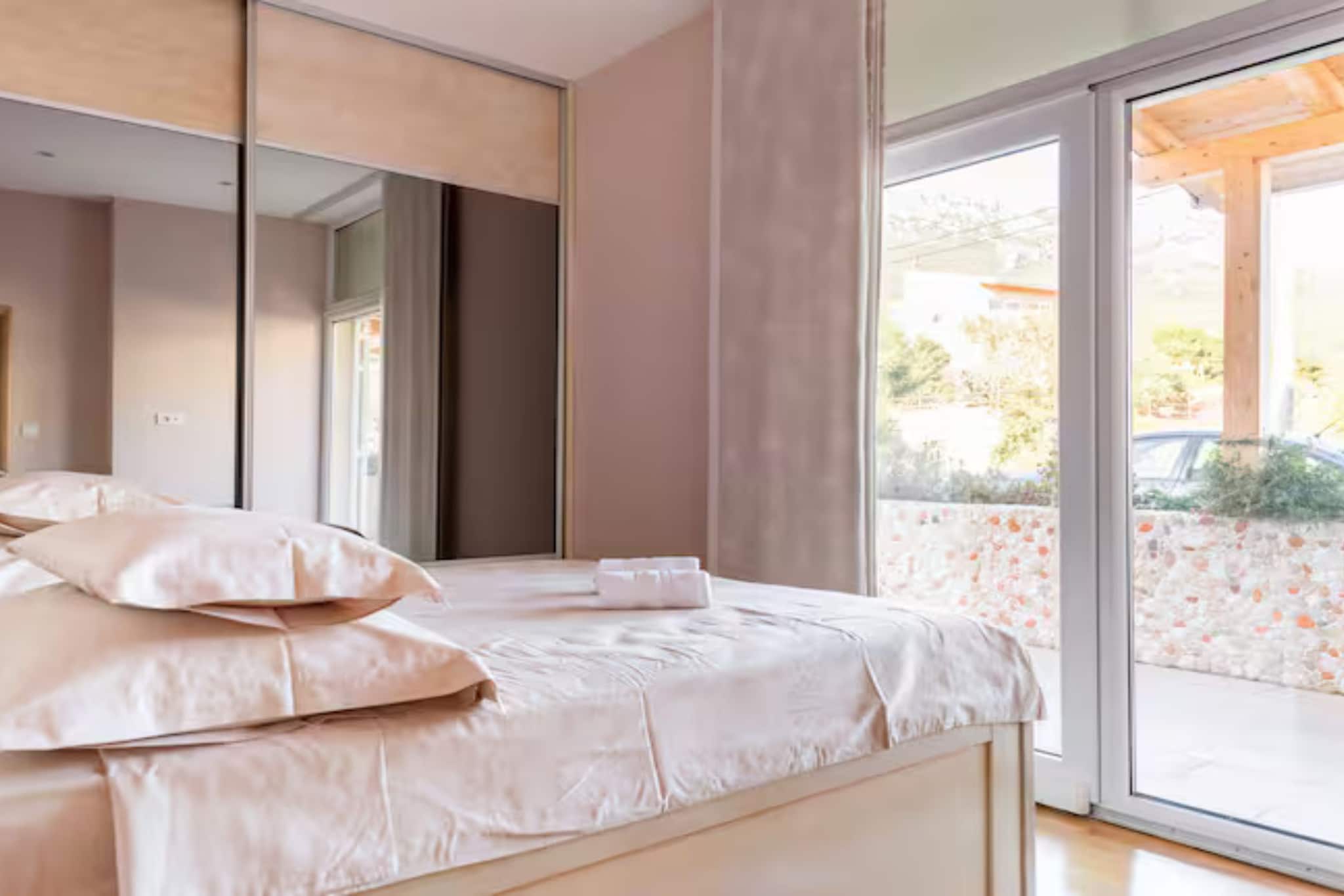 Villa Ana with Outdoor Pool, Sauna and Hot-Tub - Six Bedroom Villa with Outdoor Pool, Sauna and Hot-Tub - Slaapkamer